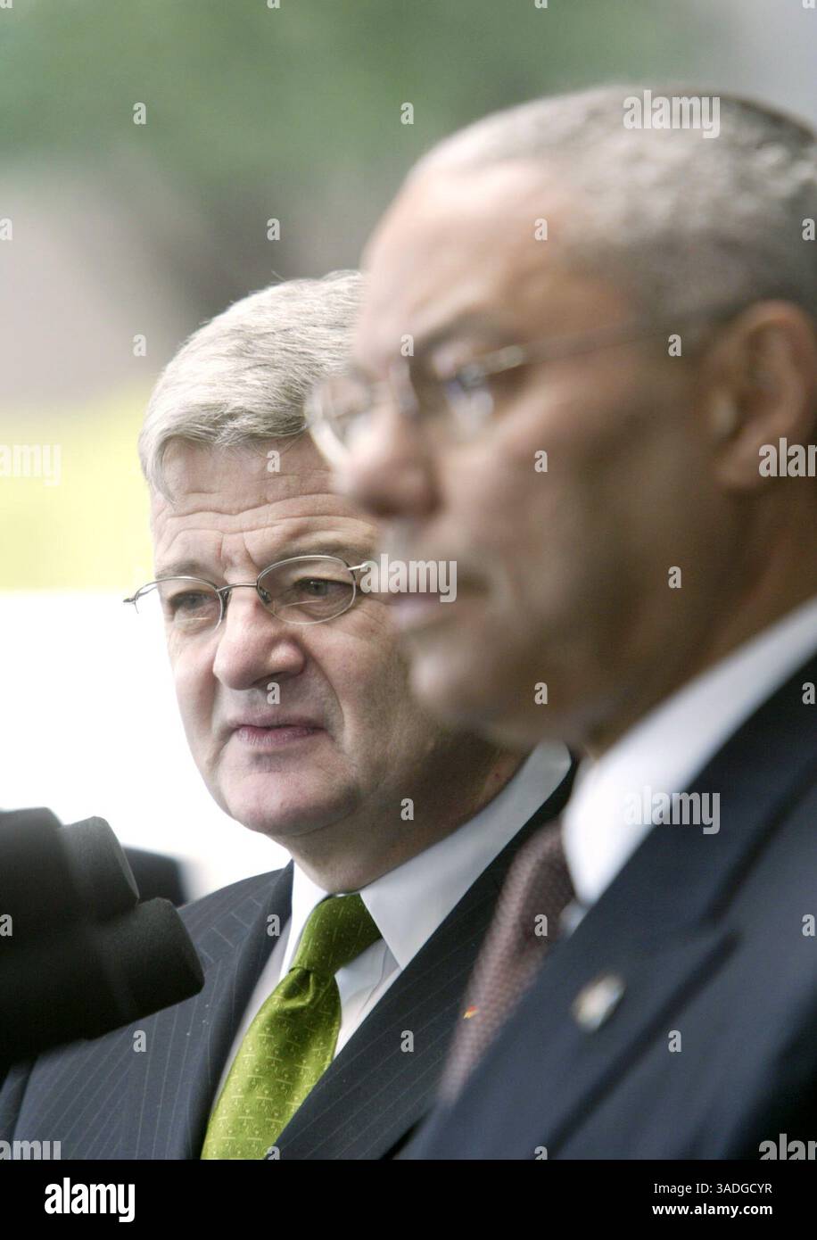 November 2003; Washington, DC, USA; US-Außenminister COLIN POWELL (R) beantwortet die Frage eines Reporters während einer Pressekonferenz mit Bundesaußenminister JOSCHKA FISCHER (L) vor dem Außenministerium in Washington. Die beiden trafen sich während eines Mittagessens für eine Stunde, um die Zusammenarbeit im Irak zu erörtern. (Bild: Chris Kleponis/ZUMAPRESS.com) Stockfoto