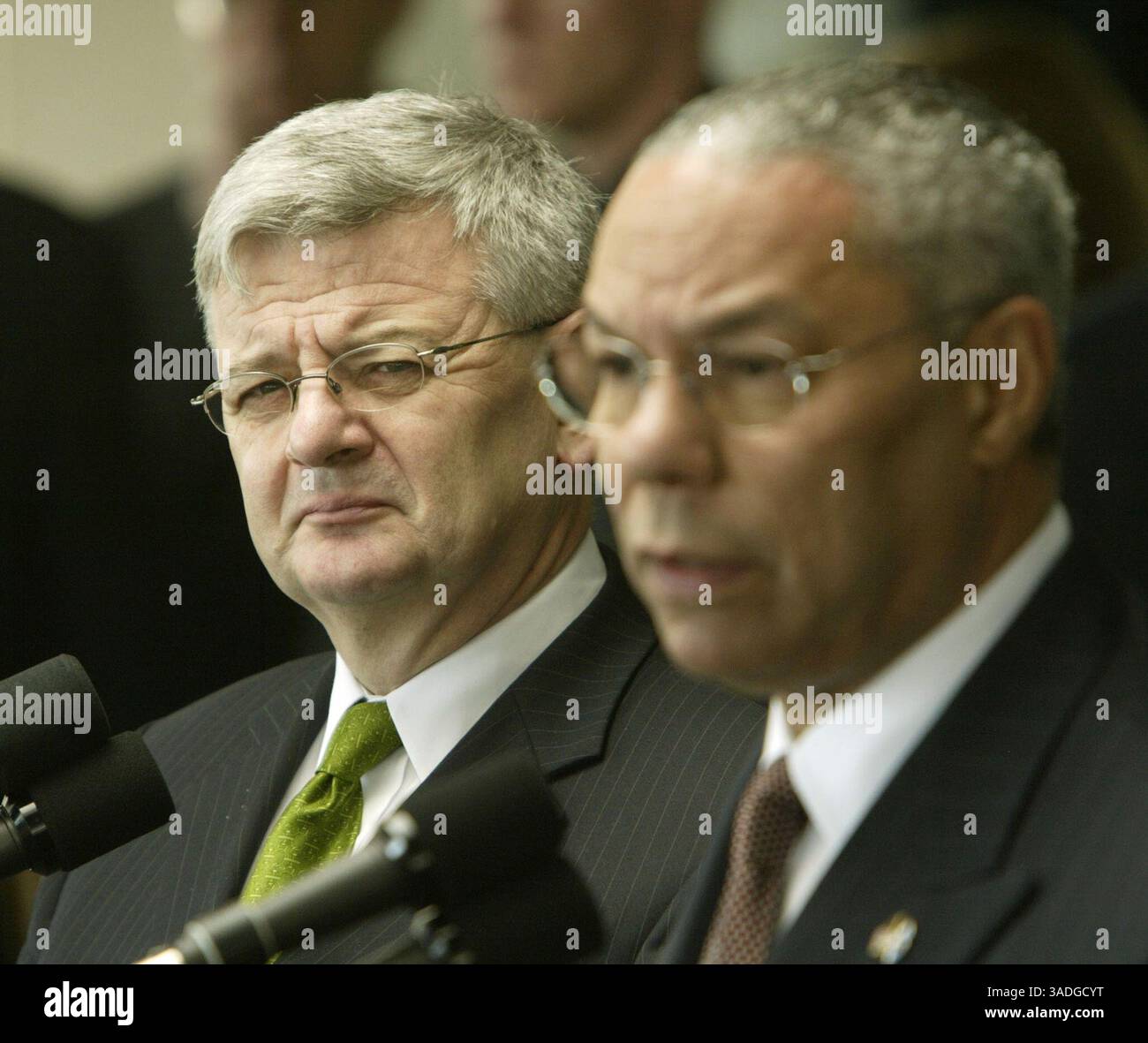 November 2003; Washington, DC, USA; US-Außenminister COLIN POWELL (R) beantwortet die Frage eines Reporters während einer Pressekonferenz mit Bundesaußenminister JOSCHKA FISCHER (L) vor dem Außenministerium in Washington. Die beiden trafen sich während eines Mittagessens für eine Stunde, um die Zusammenarbeit im Irak zu erörtern. (Bild: Chris Kleponis/ZUMAPRESS.com) Stockfoto