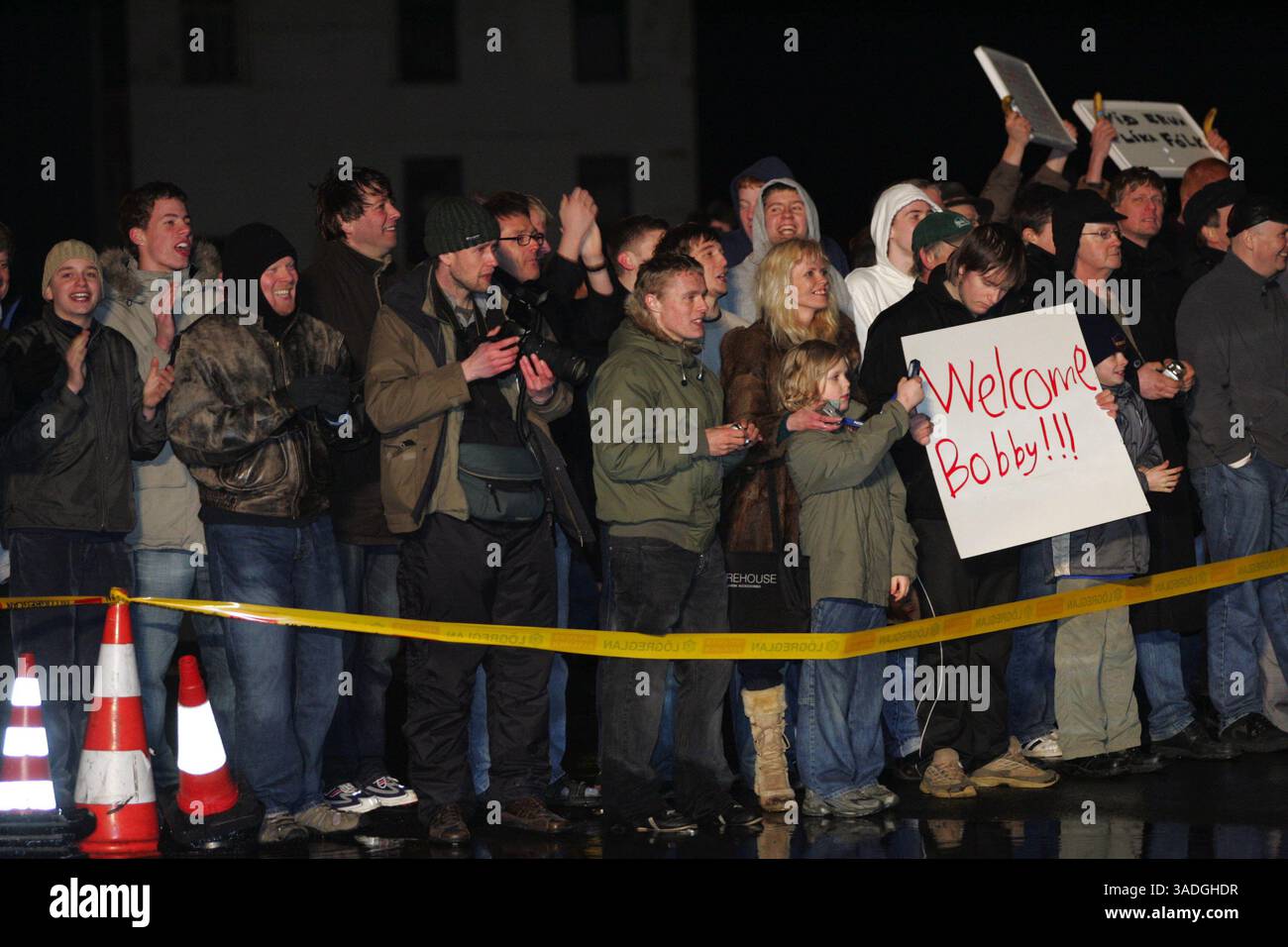 24. März 2005; Reykjavik, ISLAND; Schachlegende Bobby Fischer wird nach seiner Landung in Reykjavik, Island, von Isländern und Journalisten begrüßt. Er nahm ein Angebot an Staatsbürgerschaft aus einem Land an, das noch immer für seine Rolle als Schauplatz seines berühmtesten Spiels dankbar ist. Fischer wurde aus neun Monaten Haft in Japan entlassen, wo er von den Behörden festgehalten worden war, weil er versucht hatte, das Land mit einem ungültigen US-Pass zu verlassen. Fischer landete in einem Jet, der von einem Fernsehsender in Island gechartert wurde, wo er 1972 seinen Weltmeisterschaftssieg gegen den Russen Boris Spassky gewann. (Kreditbild: Thorvaldur Kris Stockfoto