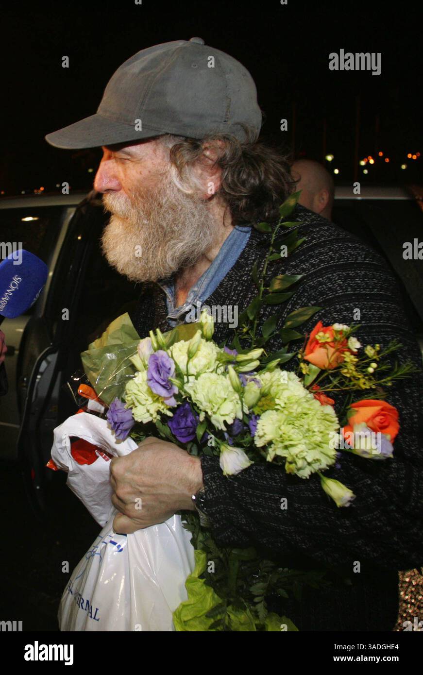 24. März 2005; Reykjavik, ISLAND; Schachlegende BOBBY FISCHER wird nach seiner Landung in Reykjavik, Island, von Isländern und Journalisten begrüßt. Er nahm ein Angebot an Staatsbürgerschaft aus einem Land an, das noch immer für seine Rolle als Schauplatz seines berühmtesten Spiels dankbar ist. Fischer wurde aus neun Monaten Haft in Japan entlassen, wo er von den Behörden festgehalten worden war, weil er versucht hatte, das Land mit einem ungültigen US-Pass zu verlassen. Fischer landete in einem Jet, der von einem Fernsehsender in Island gechartert wurde, wo er 1972 seinen Weltmeisterschaftssieg gegen den Russen Boris Spassky gewann. (Kreditbild: Thorvaldur Kris Stockfoto