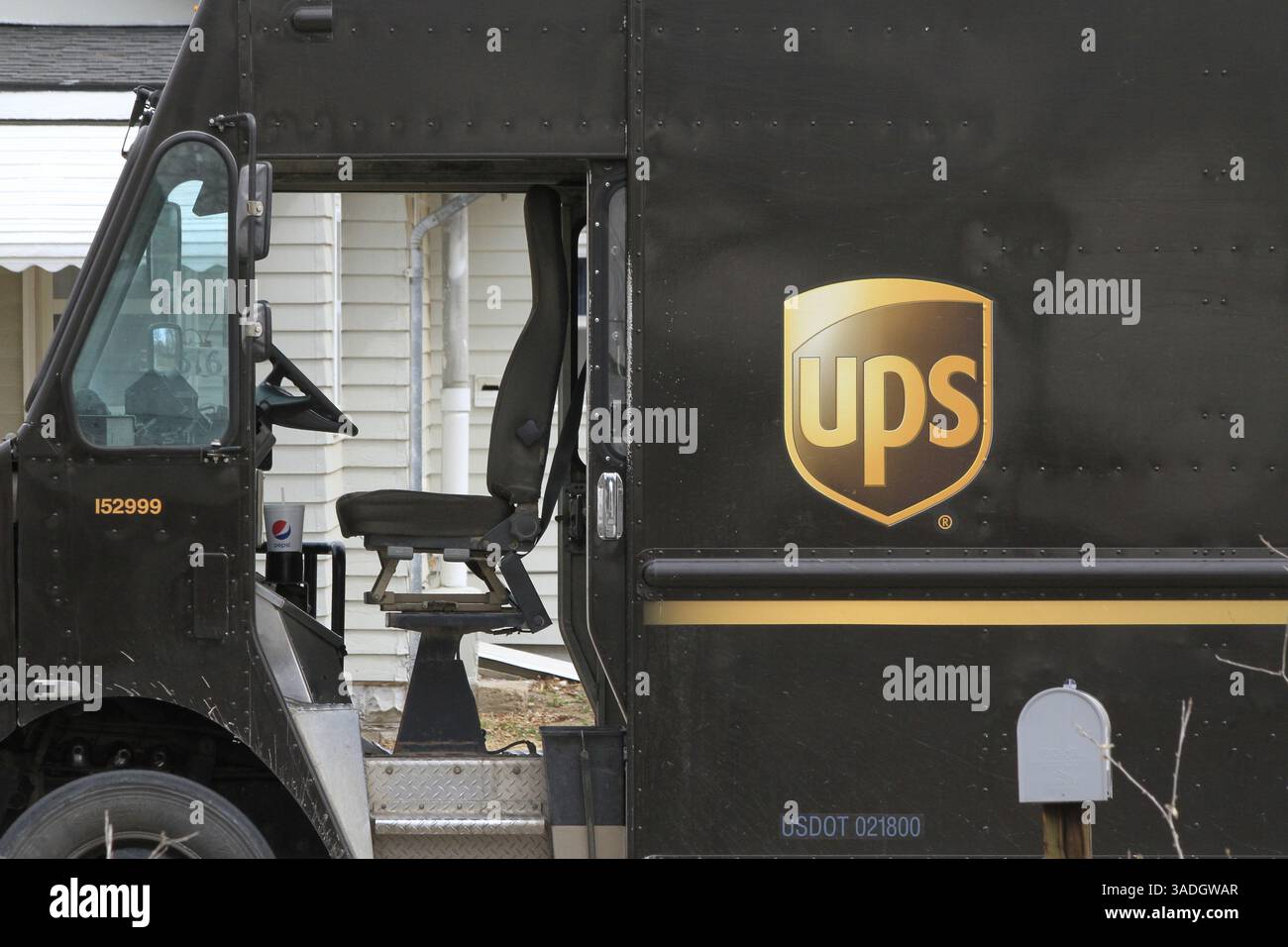 UPS-Truck liefert Pakete, die im Außenbereich Nahaufnahme aufgenommen wurden Stockfoto