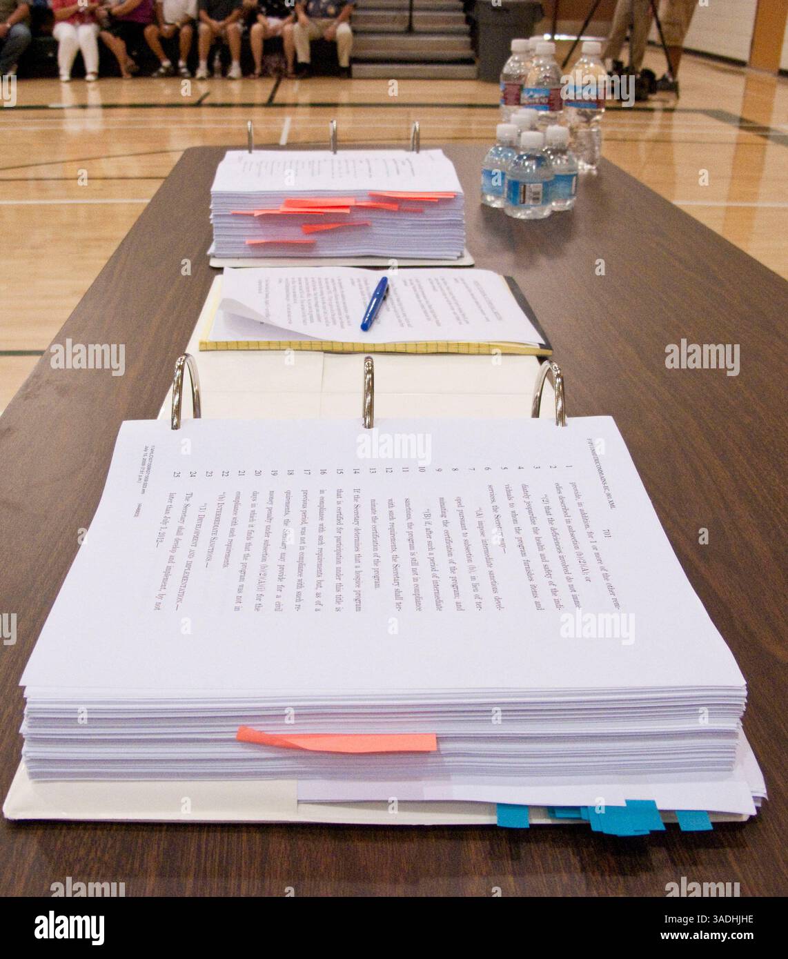 Aug 10, 2009 - Chandler, Arizona, USA - Kopien des Gesetzes zur Gesundheitsreform auf einem Tisch bei einer Gemeindeversammlung in Chandler, AZ. Rep. Jeff Flake, (Bild: Jack Kurtz/ZUMAPRESS.com) Stockfoto
