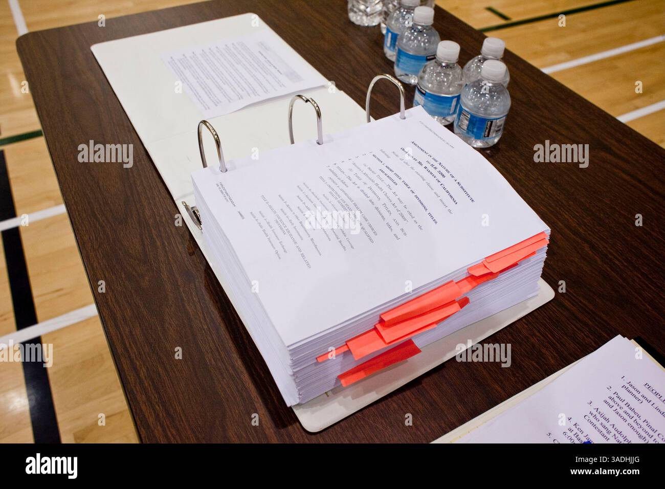 Aug 10, 2009 - Chandler, Arizona, USA - Kopien des Gesetzes zur Gesundheitsreform auf einem Tisch bei einer Gemeindeversammlung in Chandler, AZ. Rep. Jeff Flake, (Bild: Jack Kurtz/ZUMAPRESS.com) Stockfoto