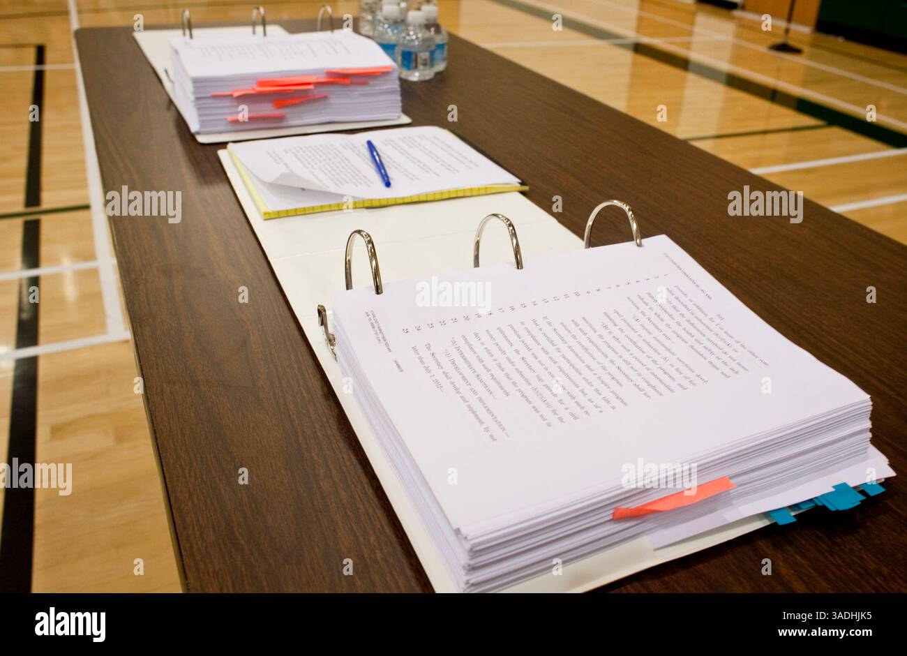 Aug 10, 2009 - Chandler, Arizona, USA - Kopien des Gesetzes zur Gesundheitsreform auf einem Tisch bei einer Gemeindeversammlung in Chandler, AZ. Rep. Jeff Flake, (Bild: Jack Kurtz/ZUMAPRESS.com) Stockfoto