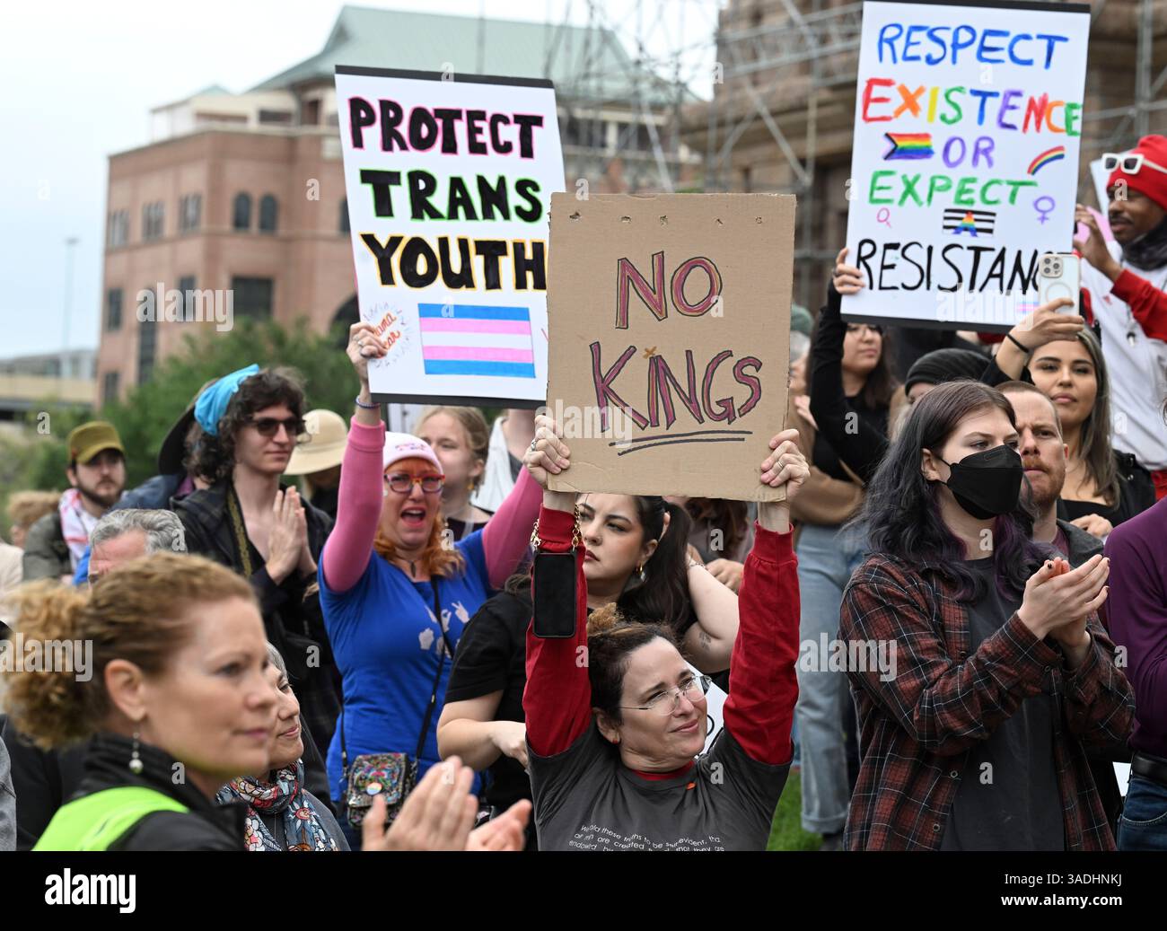Austin, Usa. April 2025. Mehrere tausend Demonstranten versammeln sich am Samstag, den 5. April, im Texas Capitol, um gegen den massiven Umbruch von US-Regierung und Wirtschaft in den ersten 100 Tagen von Präsident Donald Trump und Kohorte Elon Musk zu kämpfen. Quelle: Bob Daemmrich/Alamy Live News Stockfoto