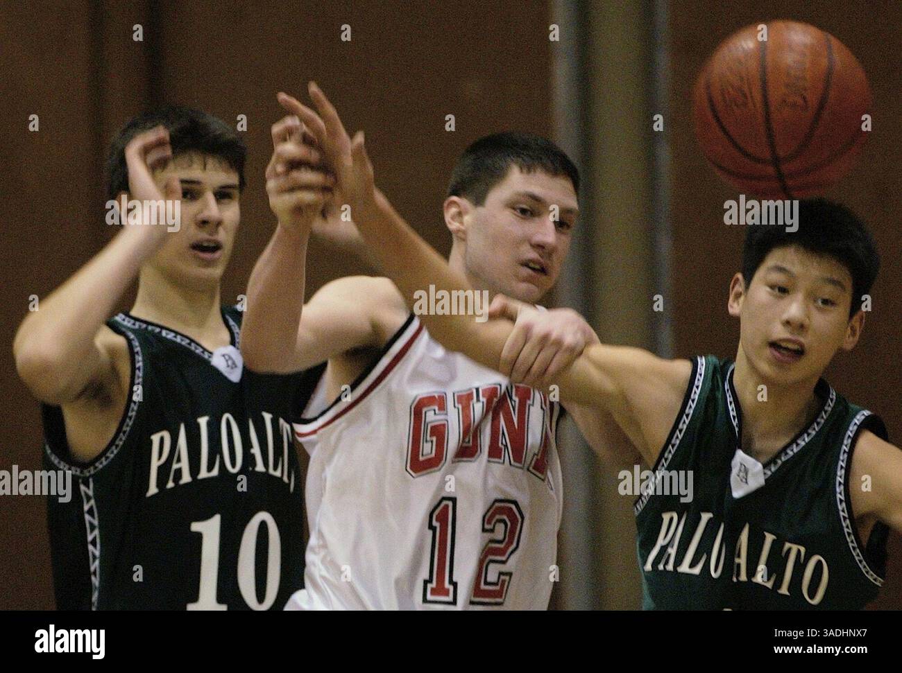 23. Januar 2004 - Palo Alto, CA, USA - in diesem Aktenfoto vom 23. Januar 2004 versuchen die Spieler Jeremy Lin, rechts, und Ben Schwartz (10), einen Ball zu bekommen, als der Gunn High School Spieler Chris Mugler (12) Lins Arm in der zweiten Phase eines Spiels in Palo Alto, Kalifornien hält. Als erster US-amerikanisch-taiwanesischer Spieler der NBA hatte der jetzt New York Knicks Star Lin sechs Spiele in Folge von 20 oder mehr Punkten, seit der Bench wärmer in die Rotation eingesetzt wurde, um New Yorks längsten Lauf seit März 2011 zu entfachen, als Lin-Sanity beginnt. (Kreditbild: © Dai Sugano/San Jose Mercury News/MCT/ZUMAPRESS.com) Stockfoto