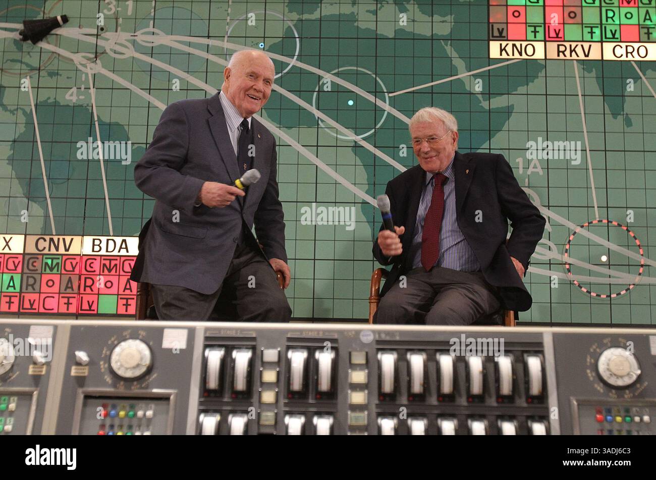 17. Februar 2012 – Cape Canaveral, FL, USA – vor der ursprünglichen Startkonsole und der Verfolgungskarte, verließen die Mercury-Astronauten John Glenn und Scott Carpenter am Freitag, den 17. Februar 2012, im Kennedy Space Center Visitors Complex, um den 50. Jahrestag des ersten Orbitalflugs eines amerikanischen Astronauten zu feiern. (Kreditbild: © Red Huber/TNS via ZUMA Wire) Stockfoto