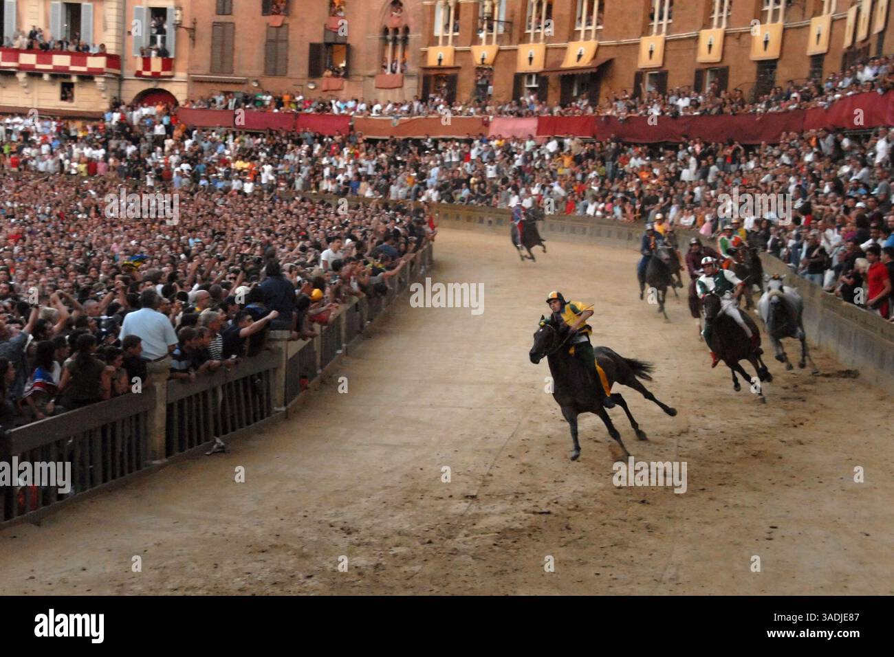 August 2008 - Siena, Toskana, Italien - jeden ersten Juli und jeden 16. August feiern Sie in Siena, einer alten und schönen Stadt in der Toskana mitten in Italien, das wichtigste und typischste mittelalterliche Ereignis namens „Palio“. Der Palio ist eine historische weltliche Tradition, die eng mit dem Ursprung der Contradas von Siena (Bezirke, in die die Stadt unterteilt ist) verbunden ist. Ursprünglich gab es etwa 59 „Contrade“, heute sind nur noch siebzehn übrig, von denen zehn am historischen Wettbewerb und am Rennen bei jedem Palio teilnehmen, sieben rechts und drei nach Los gezogen. Der Geist Stockfoto
