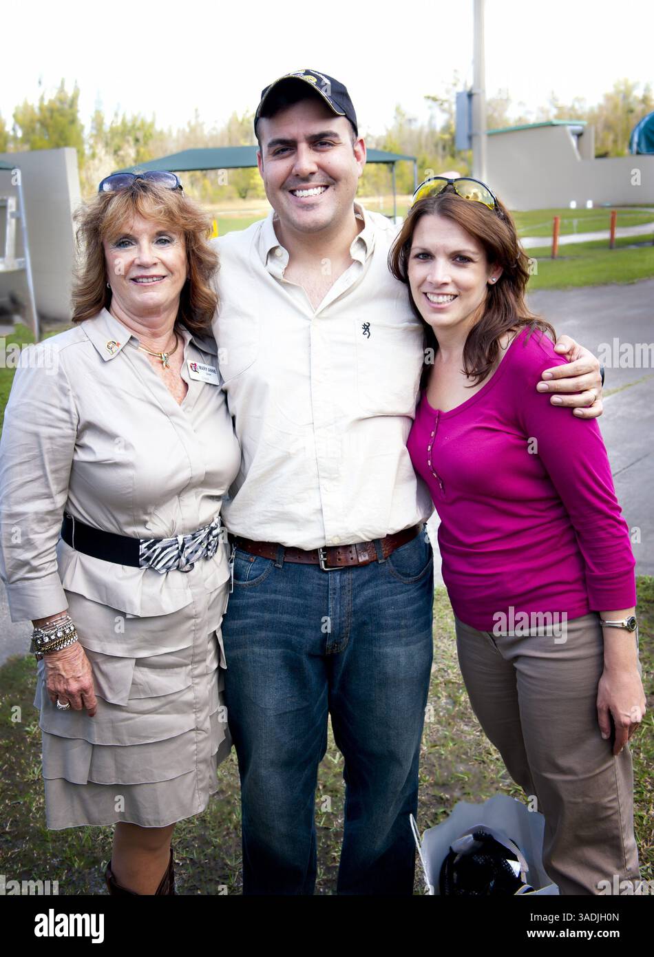 Februar 2012 - Sunrise, Florida, USA S - MARY ANNE GRAY - Vorsitzende der Broward Navy Days, leitet die Flottenwoche und ehemalige kommissarin von Port Everglades. DIEGO ECHEVERRI - Stabschef des CFO von Florida Jeff Atwater, GINEEN BRESSO-republikanischer Kandidat im Debbie Wasserman Schultz District. Cops And Clay For Kids - Trap Shooting Turnier Für Die Florida Sheriffs Youth Ranches. Weltklasse-Schützen und Prominente treten beim ersten jährlichen Fallenschießen-Turnier an. Mitarbeiter des Broward Sheriff's Office, Area SWAT und Strafverfolgungsbehörden, eine staatliche IDPA und NFL Spieler werden zu den Schützen gehören. (Cre Stockfoto