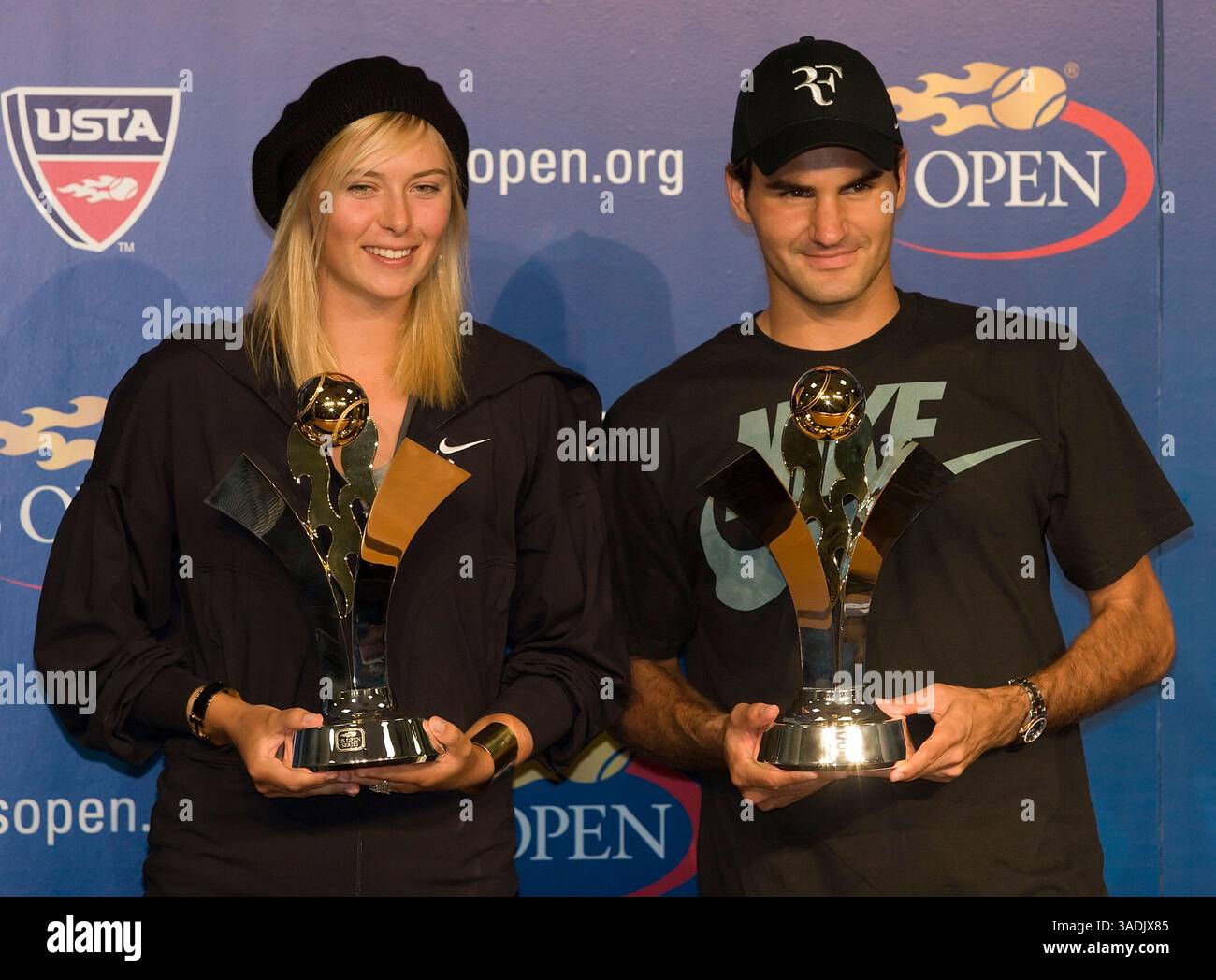 August 2007 – New York, NY, USA – MARIA SHARAPOVA (RUS) und ROGER FEDERER (SUI) erhielten ihre Trophäen als Champions der US Open Series (Foto: Robin Nelson/ZUMAPRESS.com) Stockfoto