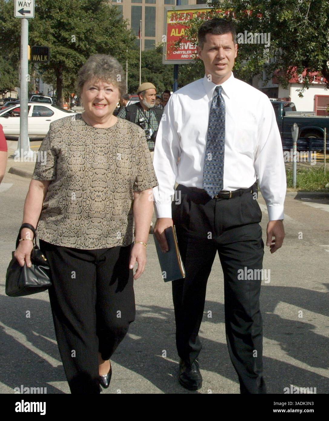 August 2001; Houston, Texas, USA; YATES wurde am 03.12.2002 in zwei Fällen wegen Kapitalmordes für schuldig befunden. RUSSELL YATES (R) und seine Mutter DORA YATES verlassen das Harris County Criminal Courts Building wegen der Anklage seiner Frau Andrea Yates, die wegen des Ertrinkens ihrer fünf Kinder angeklagt wird. (Bild: James Nielsen/ZUMAPRESS.com) Stockfoto