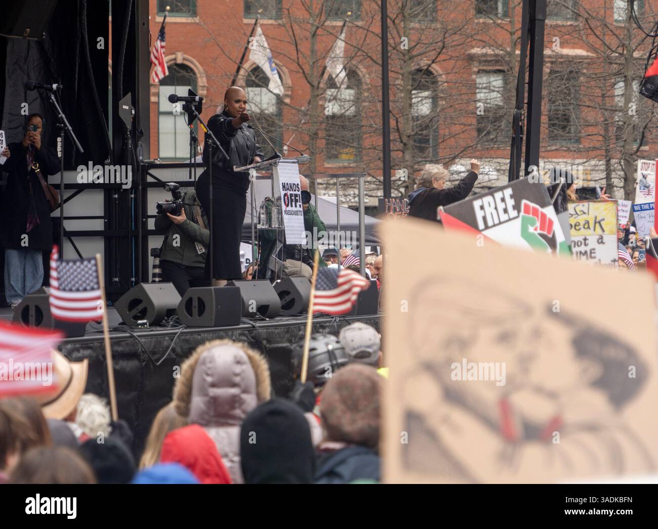 Boston, Massachusetts, USA. April 2025, Boston, Massachusetts, USA: US-Repräsentantin Ayanna Pressley (D-MA) spricht während der Hands Off Massachusetts! Rallye/März in Boston. Tausende Demonstranten versammeln sich während der Hands Off Massachusetts auf dem Boston Common! Rallye/März in Boston am 5. April 2025. Dies ist Teil des landesweiten Protests gegen die Politik von US-Präsident Donald Trump. Tausende von Menschen kamen in Washington's National Mall und anderen Städten in den Vereinigten Staaten ab, als sie gegen die Politik Donald Trumps waren, während der größten Proteste seit seiner Rückkehr zu den Pressern Stockfoto