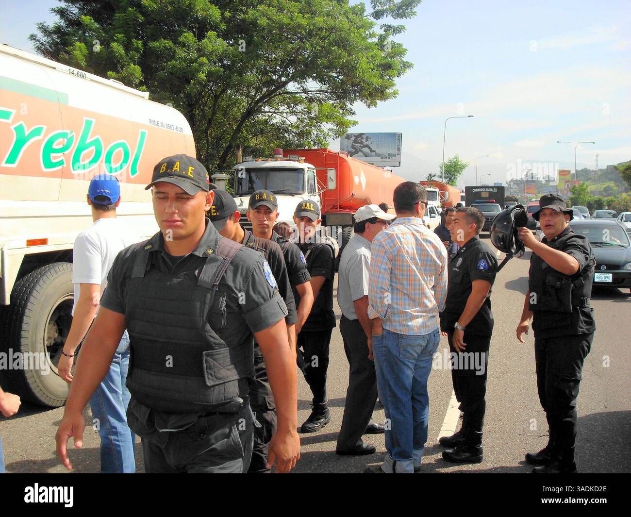 27.08.2008) Agentes de Politachira intentaron dispersar a los gandoleros que estacionaron las cisternas a un lado de la avenida Antonio JosÃ de Sucre...Los transportistas de gasolina protestaron paralizando sus cisternas por espacio de hora y Media. DespuÃs se trasladaron a la Planta de Llenado de El VigÃ­a para cargar brennbar...20 empresas en el TÃchira que poseen mÃs de cinco cisternas para transportar brennbar serÃn expropiadas con la nueva Ley de brennbar. PROHIBIDO SU USO Y/O REPRODUCCION EN VENEZUELA (Kreditbild: El Nacional/ZUMAPRESS.com) Stockfoto