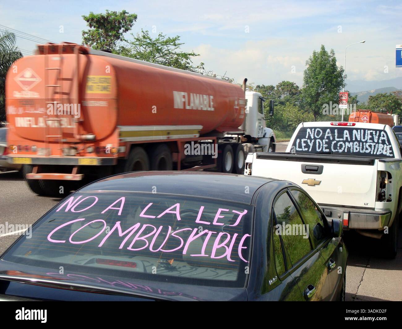 27.08.2008) Agentes de Politachira intentaron dispersar a los gandoleros que estacionaron las cisternas a un lado de la avenida Antonio JosÃ de Sucre...Los transportistas de gasolina protestaron paralizando sus cisternas por espacio de hora y Media. DespuÃs se trasladaron a la Planta de Llenado de El VigÃ­a para cargar brennbar...20 empresas en el TÃchira que poseen mÃs de cinco cisternas para transportar brennbar serÃn expropiadas con la nueva Ley de brennbar. PROHIBIDO SU USO Y/O REPRODUCCION EN VENEZUELA (Kreditbild: El Nacional/ZUMAPRESS.com) Stockfoto