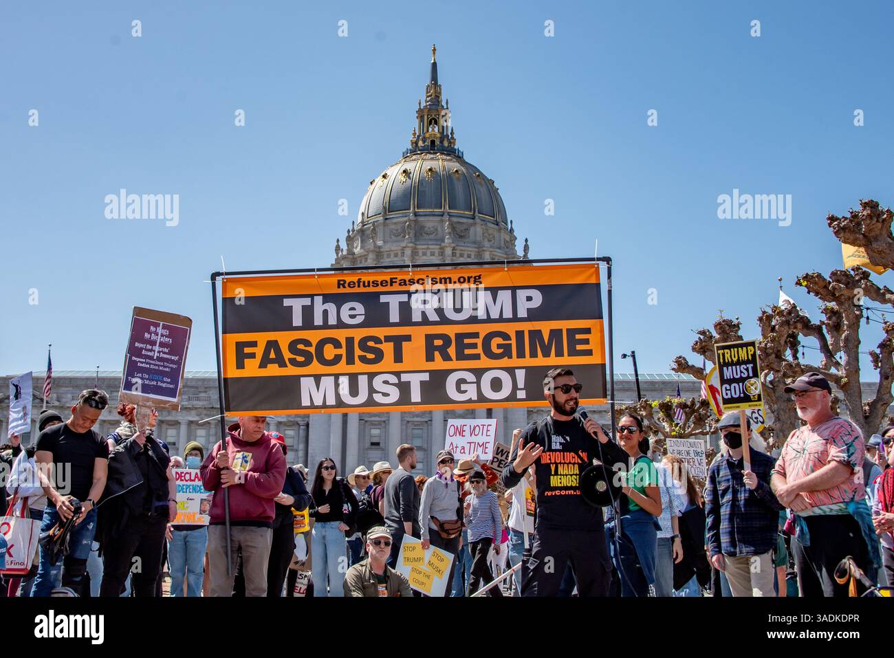 San Francisco, USA. April 2025. Auf die Hände weg! Protest gegen Donald Trump und Elon Musk auf dem Civic Center Plaza in San Francisco, ein Demonstrant hält eine spontane Rede für diejenigen, die sich in einem Bereich des San Francisco Civic Center Plaza unter einem Banner versammelt haben, auf dem steht: „Das Trump faschistische Regime muss gehen!“ Quelle: Shelly Rivoli/Alamy Live News Stockfoto