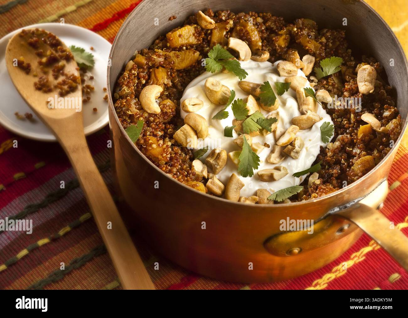 Februar 2012 - Chicago, IL, USA - Ein Topf mit rotem Quinoa mit getrocknetem Obst und Joghurt ist ein einfaches Reisgericht mit getrockneten Früchten und Zwiebeln, die direkt darin gekocht werden und mit Currypulver, Zimt und Ingwer aromatisiert werden. Joghurt, der am Ende eingerührt wird, macht ihn cremig. (Bild: © Bill Hogan/Chicago Tribune/MCT/ZUMAPRESS.com) Stockfoto