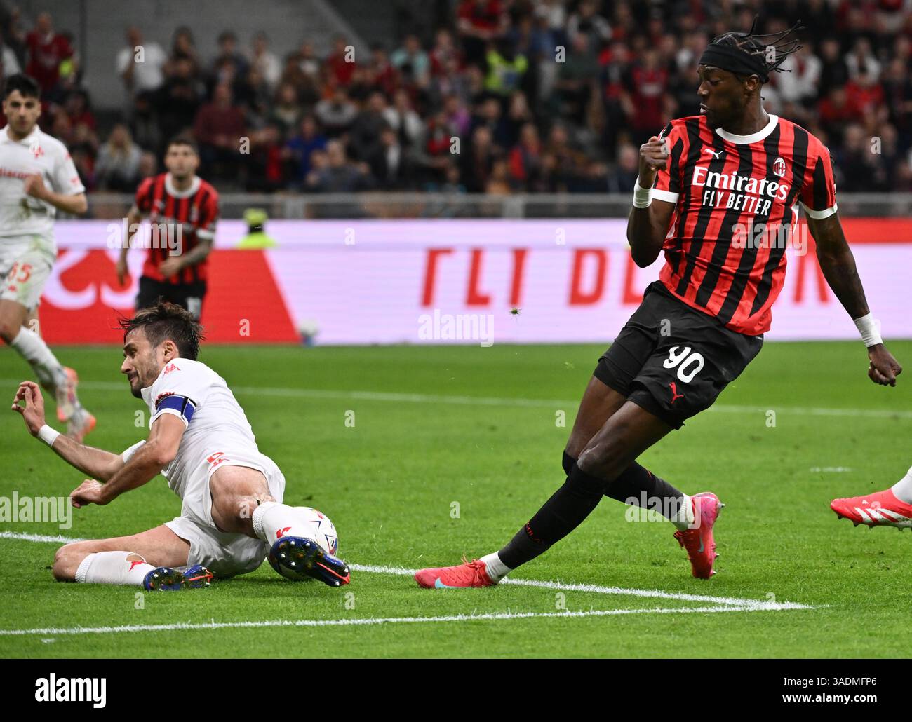 Mailand. April 2025. Tammy Abraham (R) des AC Mailand streitet im April mit Luca Ranieri von Fiorentina während eines Fußballspiels der Serie A zwischen AC Mailand und Fiorentina in Mailand. 5, 2025. Quelle: Xinhua/Alamy Live News Stockfoto