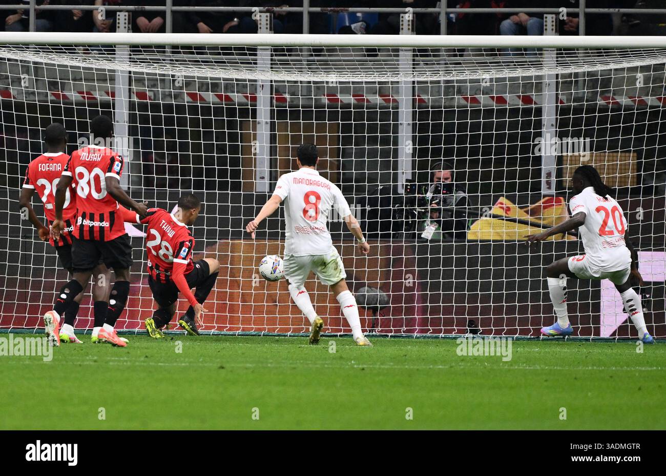 Mailand. April 2025. Malick Thiaw (3. L) erzielt sein eigenes Tor während eines Fußballspiels der Serie A zwischen dem AC Milan und Fiorentina im April in Mailand. 5, 2025. Quelle: Xinhua/Alamy Live News Stockfoto