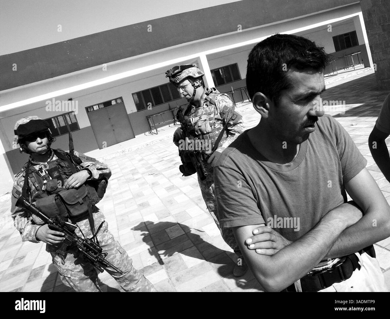 10. Oktober 2005; Mossul, IRAK; Soldaten der irakischen Armee und der US-Armee in einer Schule in Mossul, Irak, konvertierten zu einem Wahlort für das Verfassungsreferendum des Landes am 15. Oktober 2005. Viele Schulen in Mossul wurden in der Woche des Referendums geschlossen, als irakische Armee- und Polizeieinheiten einzogen, um sie zu sichern. (Kreditbild: Bill Putnam/ZUMAPRESS.com) Stockfoto