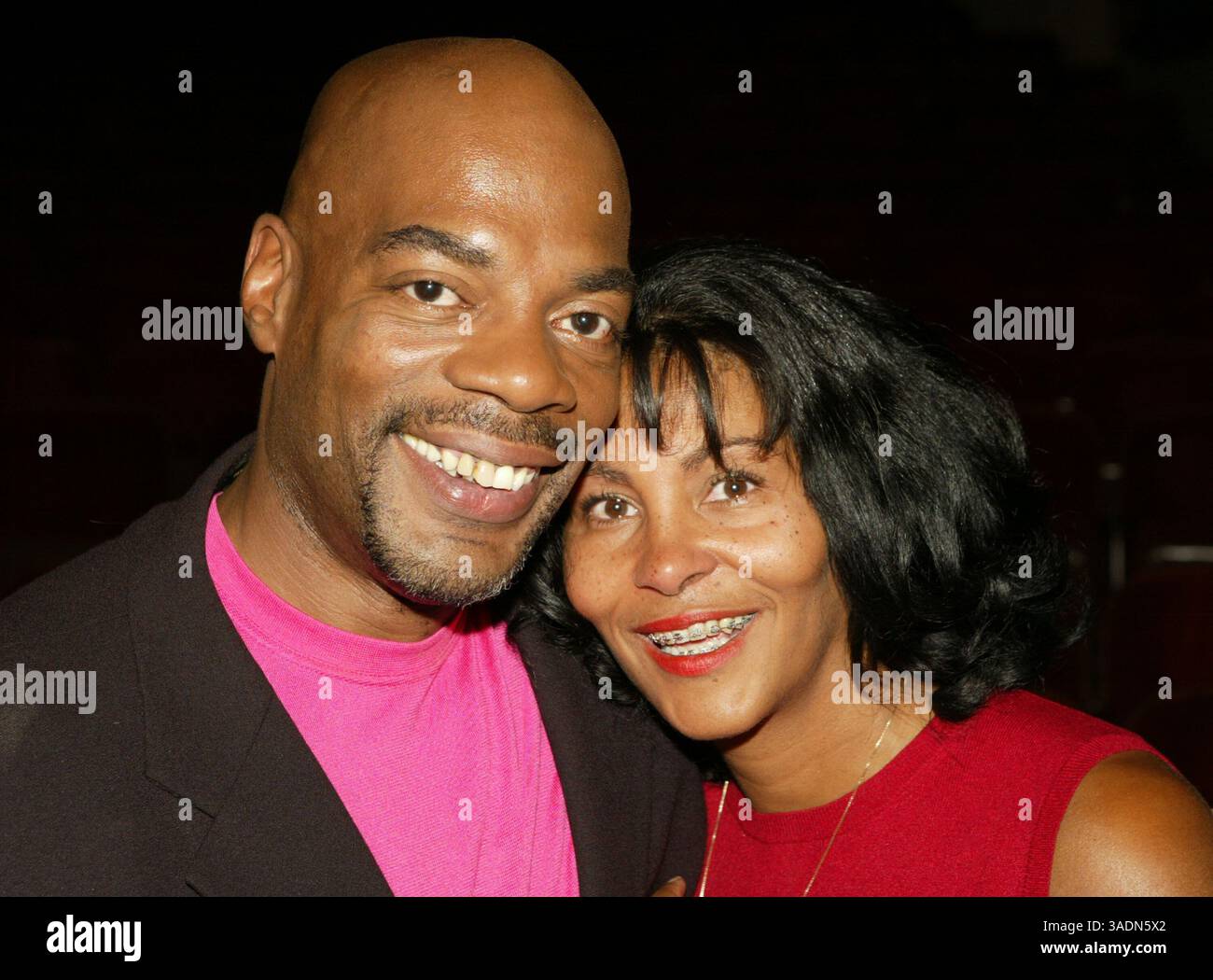 August 2004; Glendale, CA, USA; der Funnyman ALONZO BODDEN (hier mit seiner Frau) gewann die TV-Reality-Show Last Comic Standing: Battle of the Best. (Bild: Phil Han/ZUMAPRESS.com) Stockfoto