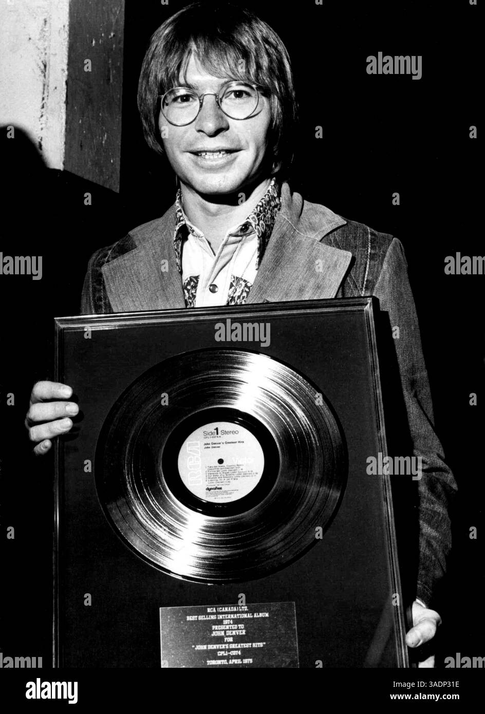 31. August 2004; Toronto, Ontario, KANADA; JOHN DENVER nimmt einen Gold Record für sein 1974 größten Hit-Album auf RCA Records an. (Bild: John Rowlands/ZUMAPRESS.com) Stockfoto