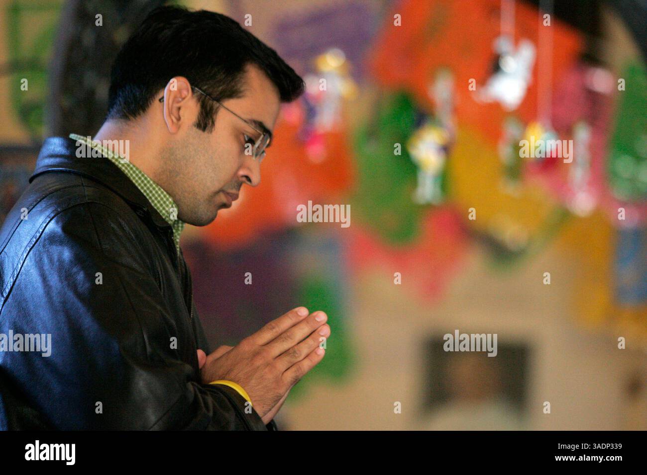 November 2005; San Antonio, TX, USA; DIEGO TORRES betet in der Kirche der Mission San Jose am Dienstag, den 1. November 2005 in San Antonio, Texas. Die Kirche wurde für Dia de Los Muertos dekoriert. (Kreditbild: Rumbo/ZUMAPRESS.com) Stockfoto