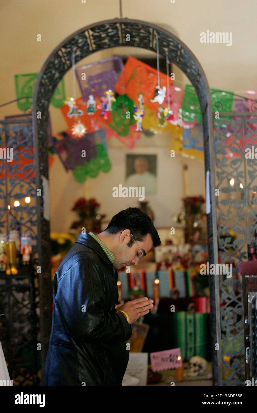 November 2005; San Antonio, TX, USA; DIEGO TORRES betet in der Kirche der Mission San Jose am Dienstag, den 1. November 2005 in San Antonio, Texas. Die Kirche wurde für Dia de Los Muertos dekoriert. (Kreditbild: Rumbo/ZUMAPRESS.com) Stockfoto