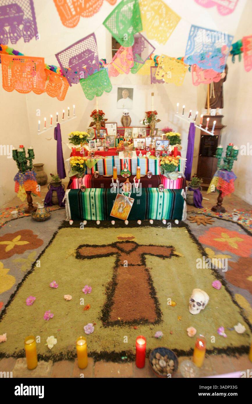 November 2005; San Antonio, TX, USA; ein Altar ehrt den verstorbenen Papst Johannes Paul II. in der Kirche der Mission San Jose in San Antonio, Texas am Dienstag, den 1. November 2005. Die Kirche wurde für Dia de Los Muertos dekoriert. (Kreditbild: Rumbo/ZUMAPRESS.com) Stockfoto