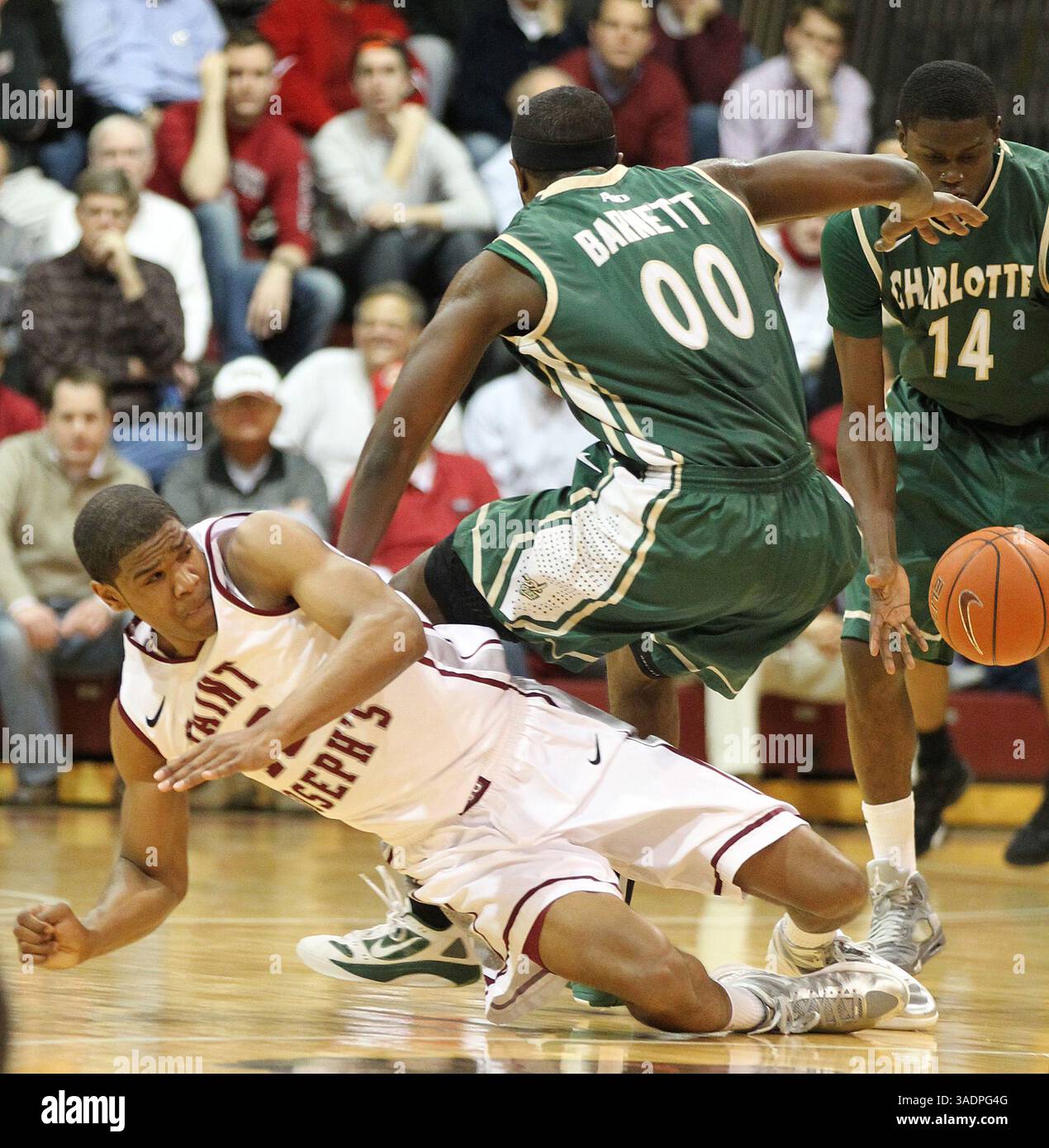 6. März 2012: Philadelphia, PA, USA: St. Joseph's Ronal Roberts (links) und Charlotte's Javarris Barnett (00) kollidieren nach einem losen Ball, der in der zweiten Hälfte des Atlantic 10 Turnier Clash in der Hagan '85 Arena in Philadelphia, Pennsylvania, am Dienstag, den 6. März 2012 gegen Charlotte's Terrence Williams (14) abprallt. (Bild: © Charles Fox/Philadelphia Inquirer/MCT/ZUMAPRESS.com) Stockfoto