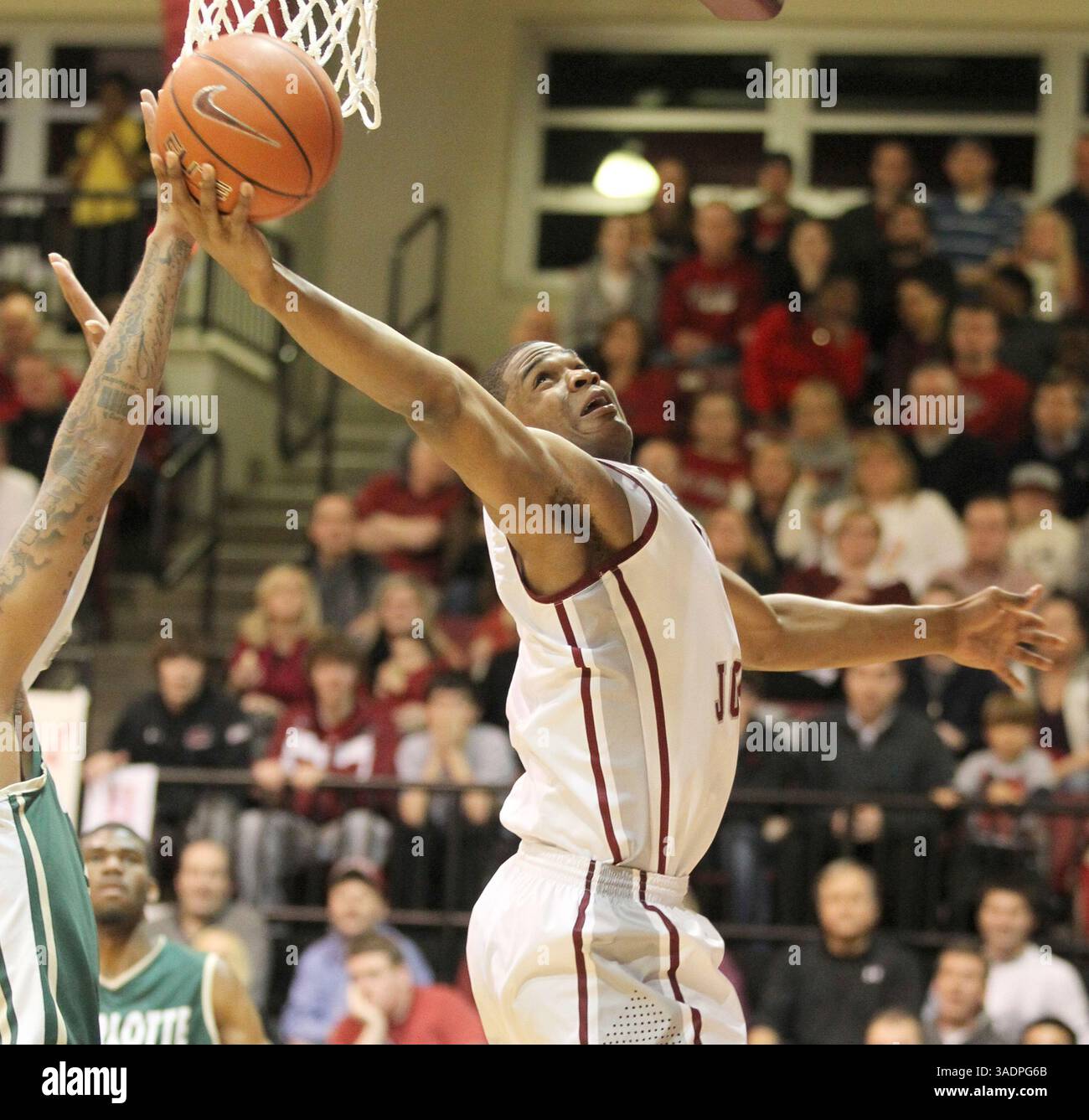 6. März 2012 - Philadelphia, PA, USA - St. Joseph's Ronald Roberts geht in der zweiten Hälfte des Atlantic 10 Turnierspiels in der Hagan 'Arena in Philadelphia, Pennsylvania, gegen Charlotte's Terrence Williams, links, in der zweiten Hälfte des Atlantic 10 Turnierspiels in der Hagan '85 Arena in Philadelphia, Pennsylvania, am Dienstag, den 6. März 2012. St. Joseph's erzielte einen Sieg von 80-64 gegen Charlotte. (Bild: © Charles Fox/Philadelphia Inquirer/MCT/ZUMAPRESS.com) Stockfoto