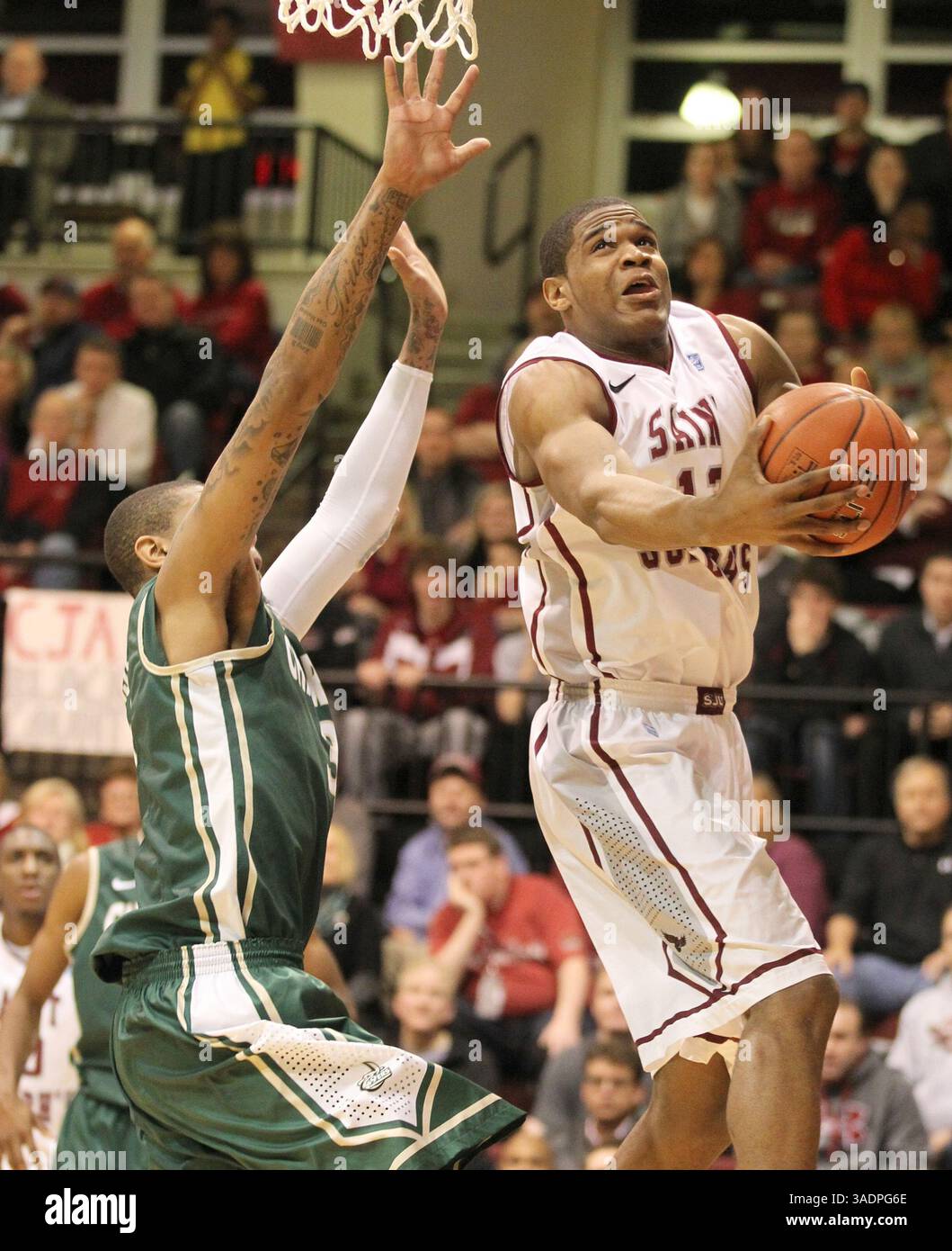 6. März 2012 - Philadelphia, PA, USA - St. Joseph's Ronald Roberts, rechts, steht in der zweiten Hälfte des Atlantic 10 Turnierspiels in der Hagan '85 Arena in Philadelphia, Pennsylvania, gegen Charlotte's Terrence Williams 2012. St. Joseph's erzielte einen Sieg von 80-64 gegen Charlotte. (Bild: © Charles Fox/Philadelphia Inquirer/MCT/ZUMAPRESS.com) Stockfoto