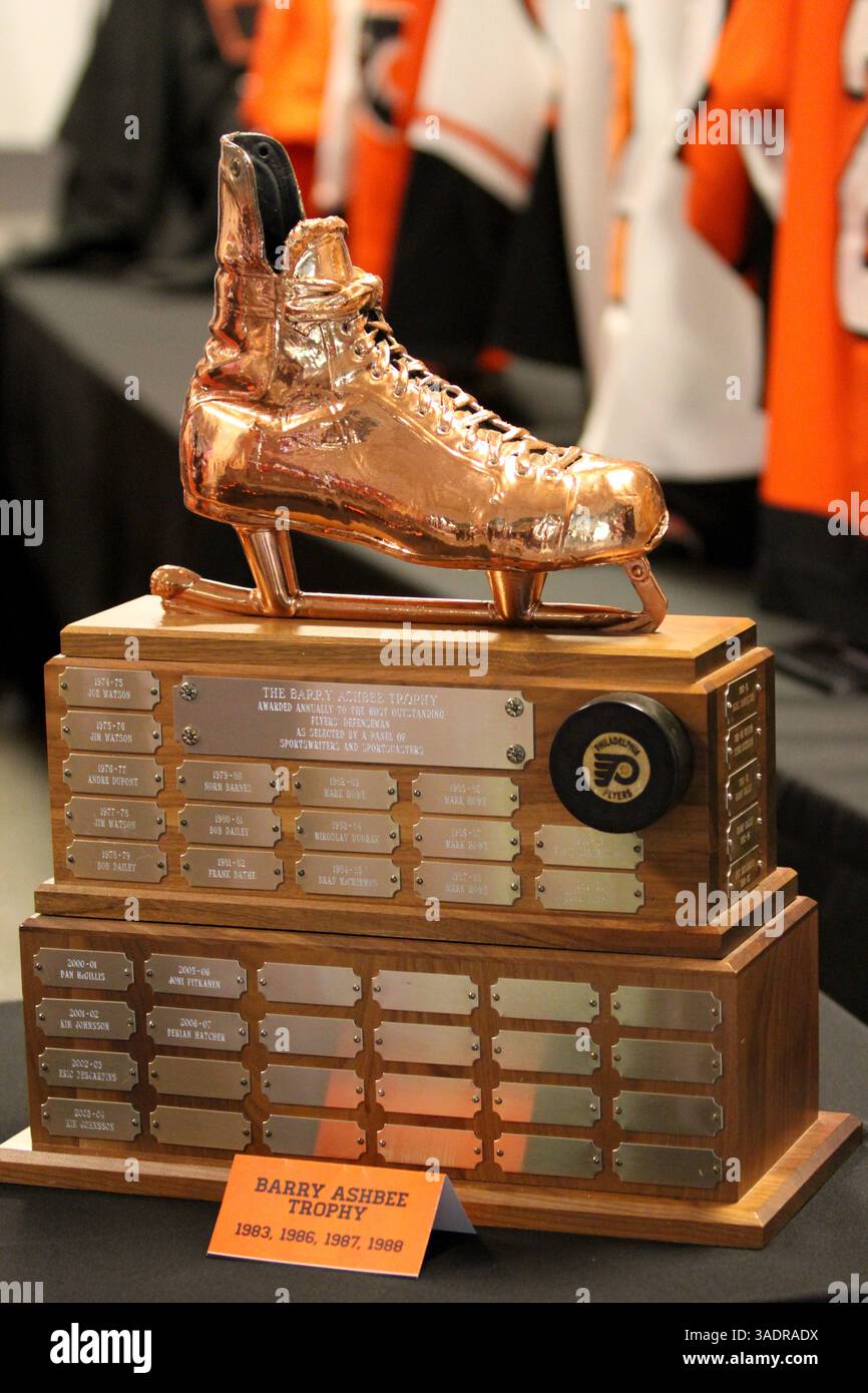 6. März 2012 - Philadelphia, Pennsylvania, Vereinigte Staaten von Amerika - die Barry Ashbee Trophy, die von der Flyers-Organisation an das beste Verteidiger verliehen wird, wurde 1983, 1986, 1987 an Mark Howe verliehen und 1988 war während des Spiels zwischen den Detroit Red Wings und den Philadelphia Flyers im Wells Fargo Center zu sehen. Die Philadelphia Flyers besiegten die Detroit Red Wings mit 3:2. (Bild: © Bob Fina/Southcreek/ZUMAPRESS.com) Stockfoto