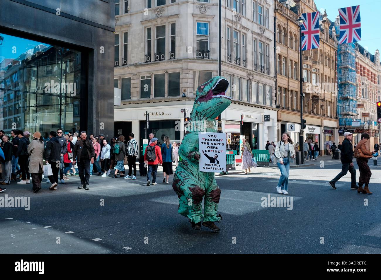 London, Großbritannien. April 2025. Eine kleine Gruppe von Aktivisten versammelte sich vor dem aufklappbaren Tesla Showroom im jüngsten Tesla Take Down Protest, der den Einfluss von Eigentümer Elon Musk in der amerikanischen und globalen Politik und die Umweltverschmutzung kritisiert, die sein Unternehmen verursacht. Quelle: Eleventh Photography/Alamy Live News Stockfoto