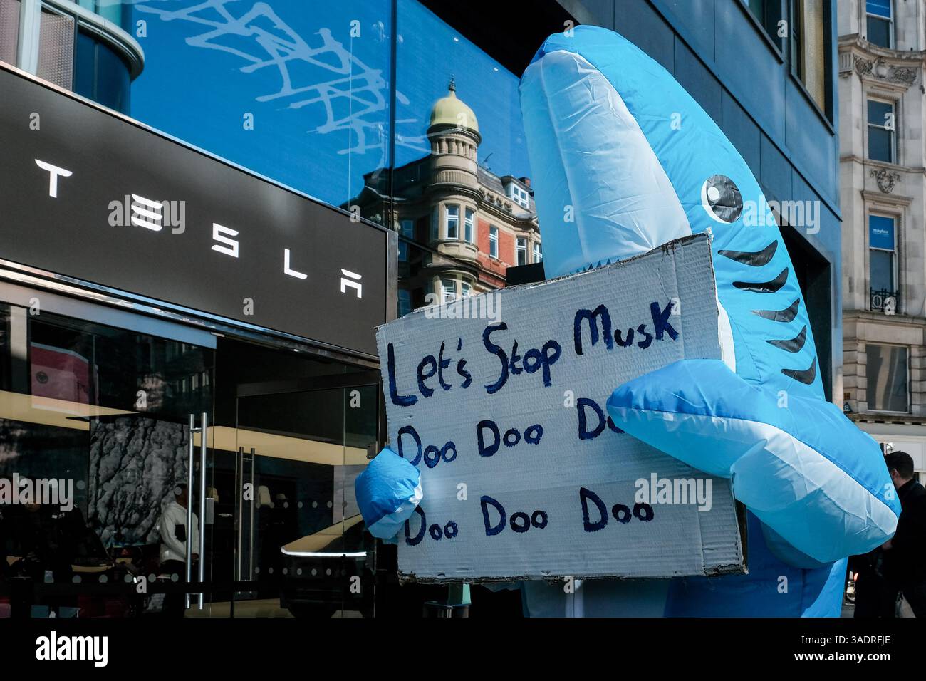 London, Großbritannien. April 2025. Eine kleine Gruppe von Aktivisten versammelte sich vor dem aufklappbaren Tesla Showroom im jüngsten Tesla Take Down Protest, der den Einfluss von Eigentümer Elon Musk in der amerikanischen und globalen Politik und die Umweltverschmutzung kritisiert, die sein Unternehmen verursacht. Quelle: Eleventh Photography/Alamy Live News Stockfoto