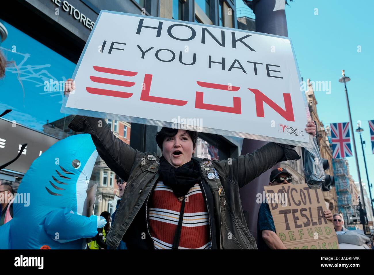 London, Großbritannien. April 2025. Eine kleine Gruppe von Aktivisten versammelte sich vor dem aufklappbaren Tesla Showroom im jüngsten Tesla Take Down Protest, der den Einfluss von Eigentümer Elon Musk in der amerikanischen und globalen Politik und die Umweltverschmutzung kritisiert, die sein Unternehmen verursacht. Quelle: Eleventh Photography/Alamy Live News Stockfoto