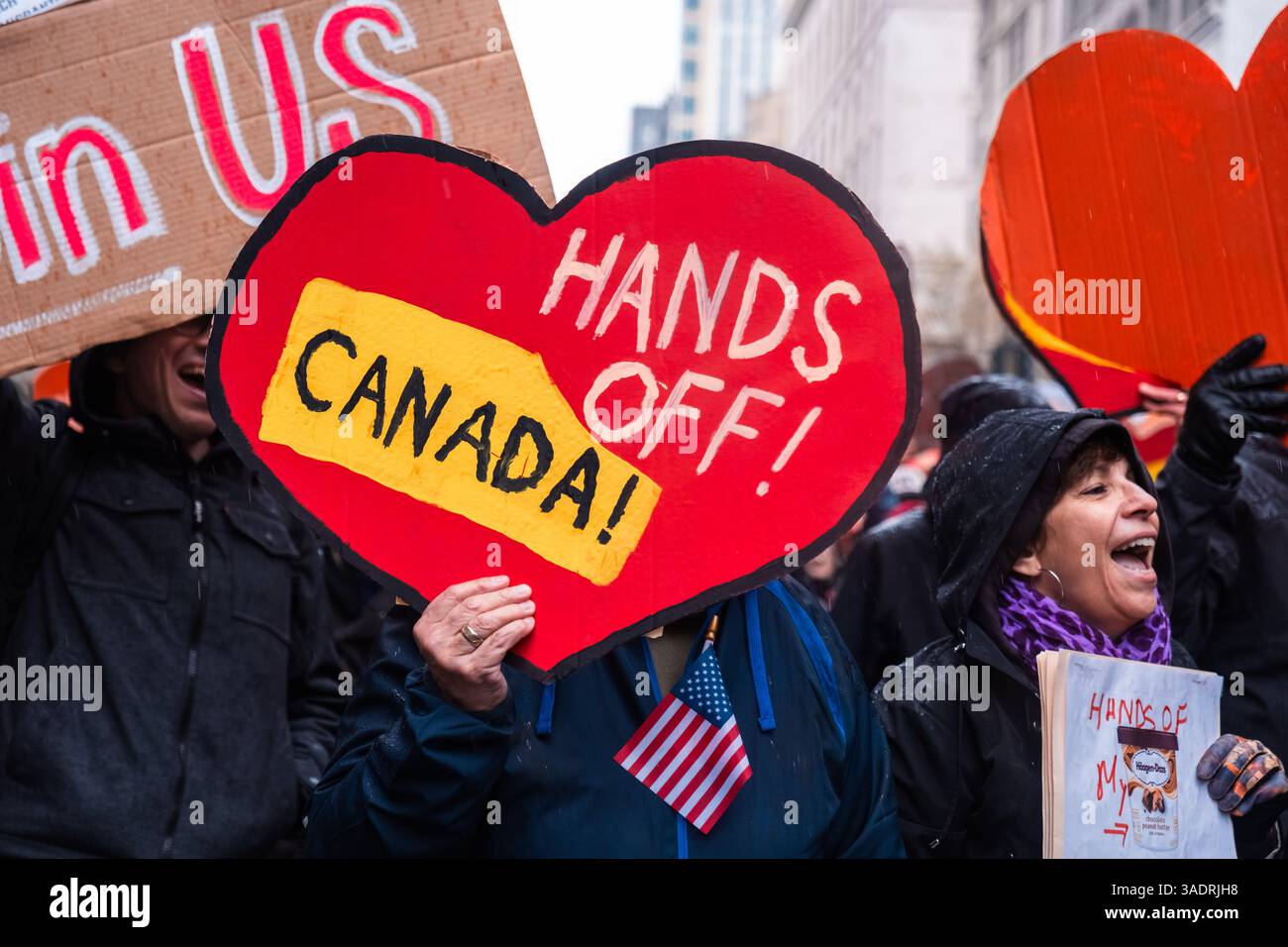 Ein Demonstrant hält während der Demonstration ein Herz, das sagt: „Hände weg von Kanada“. Trotz des Regens versammeln sich Tausende von Demonstranten im Bryant Park und marschieren im Rahmen einer landesweiten Anti-Trump-Kundgebung zum Madison Square Park. Mehr als 1200 Städte und Städte sind beteiligt, aber auch einige im Ausland. Der Protest wurde von einer Koalition mehrerer Interessengruppen organisiert, darunter The Invisible, MoveOn, 50501 Movement & Women's March. Die Demonstranten fordern „Hands Off“ Gesundheitsfürsorge, soziale Sicherheit, Bildung und protestieren gegen Probleme, die die reproduktiven Rechte von Frauen, die Rechte von Trans und bedrohen Stockfoto Ein Demonstrant hält während der Demonstration ein Herz, das sagt: „Hände weg von Kanada“. Trotz des Regens versammeln sich Tausende von Demonstranten im Bryant Park und marschieren im Rahmen einer landesweiten Anti-Trump-Kundgebung zum Madison Square Park. Mehr als 1200 Städte und Städte sind beteiligt, aber auch einige im Ausland. Der Protest wurde von einer Koalition mehrerer Interessengruppen organisiert, darunter The Invisible, MoveOn, 50501 Movement & Women's March. Die Demonstranten fordern „Hands Off“ Gesundheitsfürsorge, soziale Sicherheit, Bildung und protestieren gegen Probleme, die die reproduktiven Rechte von Frauen, die Rechte von Trans und bedrohen Stockfoto