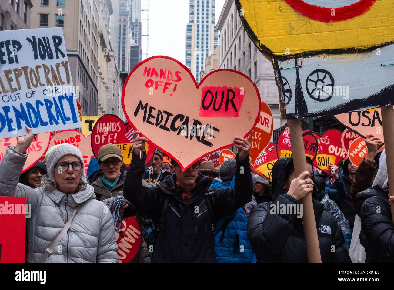 Ein Demonstrant hält während der Demonstration ein Herz, das sagt: „Hände weg von unserer medicare“. Trotz des Regens versammeln sich Tausende von Demonstranten im Bryant Park und marschieren im Rahmen einer landesweiten Anti-Trump-Kundgebung zum Madison Square Park. Mehr als 1200 Städte und Städte sind beteiligt, aber auch einige im Ausland. Der Protest wurde von einer Koalition mehrerer Interessengruppen organisiert, darunter The Invisible, MoveOn, 50501 Movement & Women's March. Die Demonstranten fordern „Hands Off“ Gesundheitsfürsorge, soziale Sicherheit, Bildung und protestieren gegen Probleme, die die reproduktiven Rechte von Frauen bedrohen, Trans Righ Stockfoto Ein Demonstrant hält während der Demonstration ein Herz, das sagt: „Hände weg von unserer medicare“. Trotz des Regens versammeln sich Tausende von Demonstranten im Bryant Park und marschieren im Rahmen einer landesweiten Anti-Trump-Kundgebung zum Madison Square Park. Mehr als 1200 Städte und Städte sind beteiligt, aber auch einige im Ausland. Der Protest wurde von einer Koalition mehrerer Interessengruppen organisiert, darunter The Invisible, MoveOn, 50501 Movement & Women's March. Die Demonstranten fordern „Hands Off“ Gesundheitsfürsorge, soziale Sicherheit, Bildung und protestieren gegen Probleme, die die reproduktiven Rechte von Frauen bedrohen, Trans Righ Stockfoto