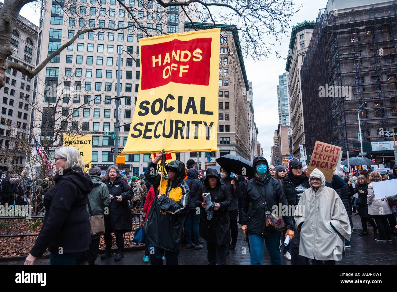 Ein Demonstrant hält während der Demonstration ein riesiges Banner mit der Aufschrift „Hände weg von der Sozialversicherung“. Trotz des Regens versammeln sich Tausende von Demonstranten im Bryant Park und marschieren im Rahmen einer landesweiten Anti-Trump-Kundgebung zum Madison Square Park. Mehr als 1200 Städte und Städte sind beteiligt, aber auch einige im Ausland. Der Protest wurde von einer Koalition mehrerer Interessengruppen organisiert, darunter The Invisible, MoveOn, 50501 Movement & Women's March. Demonstranten fordern „Hands Off“ Gesundheitsfürsorge, soziale Sicherheit, Bildung und protestieren gegen Probleme, die die reproduktiven Rechte von Frauen bedrohen. Stockfoto Ein Demonstrant hält während der Demonstration ein riesiges Banner mit der Aufschrift „Hände weg von der Sozialversicherung“. Trotz des Regens versammeln sich Tausende von Demonstranten im Bryant Park und marschieren im Rahmen einer landesweiten Anti-Trump-Kundgebung zum Madison Square Park. Mehr als 1200 Städte und Städte sind beteiligt, aber auch einige im Ausland. Der Protest wurde von einer Koalition mehrerer Interessengruppen organisiert, darunter The Invisible, MoveOn, 50501 Movement & Women's March. Demonstranten fordern „Hands Off“ Gesundheitsfürsorge, soziale Sicherheit, Bildung und protestieren gegen Probleme, die die reproduktiven Rechte von Frauen bedrohen. Stockfoto