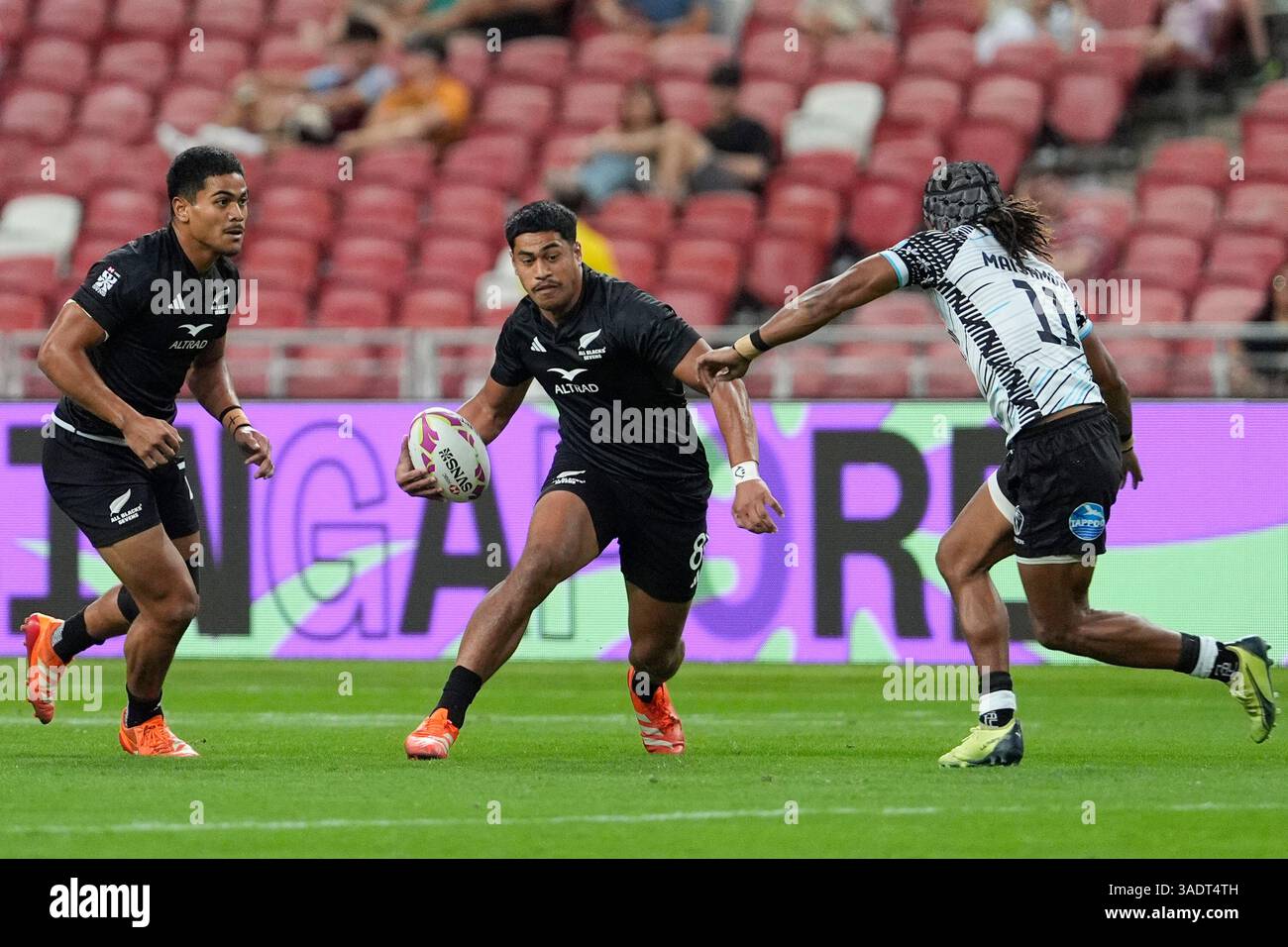 Singapur National Stadium, Singapur. April 2025. HSBC International Rugby Sevens Singapur Tag 1; Sofai Maka aus Neuseeland Side Steps Ratu Manueli Maisamoa aus Fidschi während des Pool D Matches Fidschi gegen Neuseeland Credit: Action Plus Sports/Alamy Live News Stockfoto