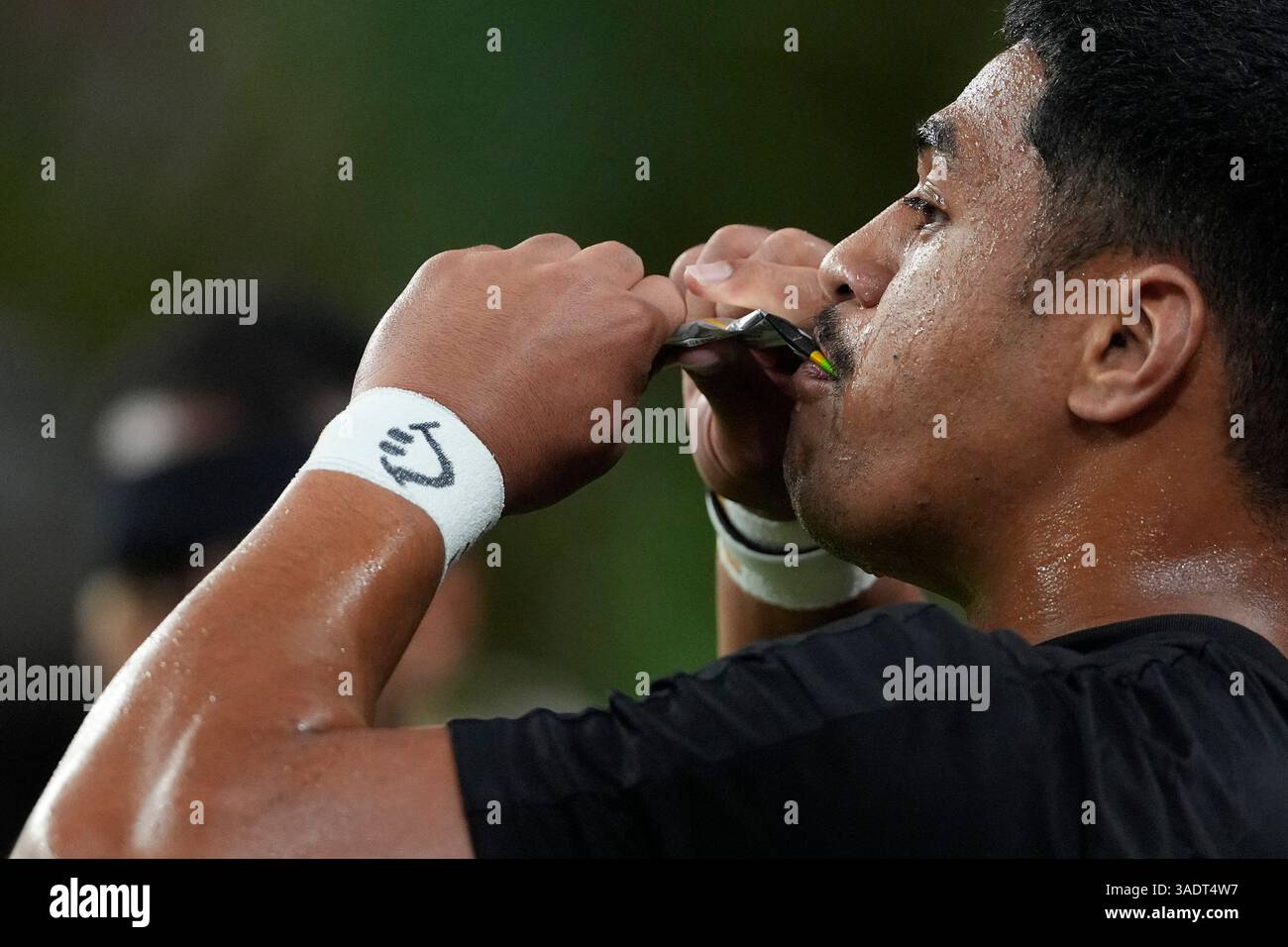Singapur National Stadium, Singapur. April 2025. HSBC International Rugby Sevens Singapore Day 1; Ein lächelndes Gesicht auf einer Handgelenkstütze auf dem Arm von Sofai Maka aus Neuseeland Credit: Action Plus Sports/Alamy Live News Stockfoto