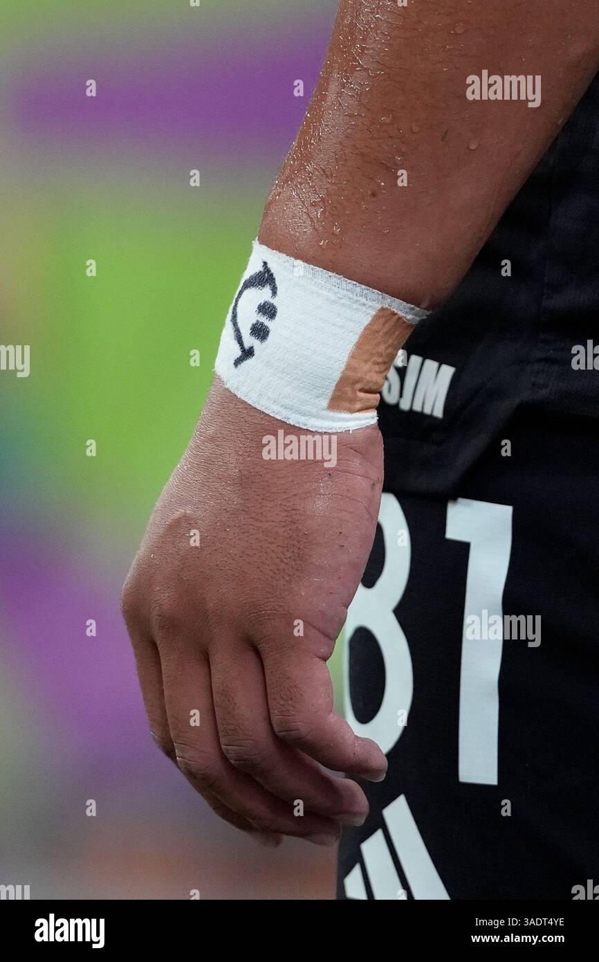 Singapur National Stadium, Singapur. April 2025. HSBC International Rugby Sevens Singapore Day 1; Ein lächelndes Gesicht auf einer Handgelenkstütze auf dem Arm von Sofai Maka aus Neuseeland Credit: Action Plus Sports/Alamy Live News Stockfoto