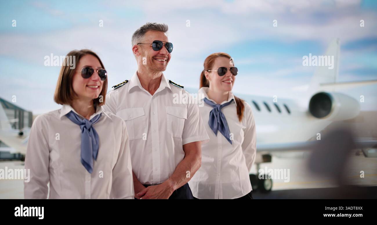 Busy Airport Terminal: Besatzung In Uniform Bereitet Sich Auf Den Privatflug Vor. Stockfoto
