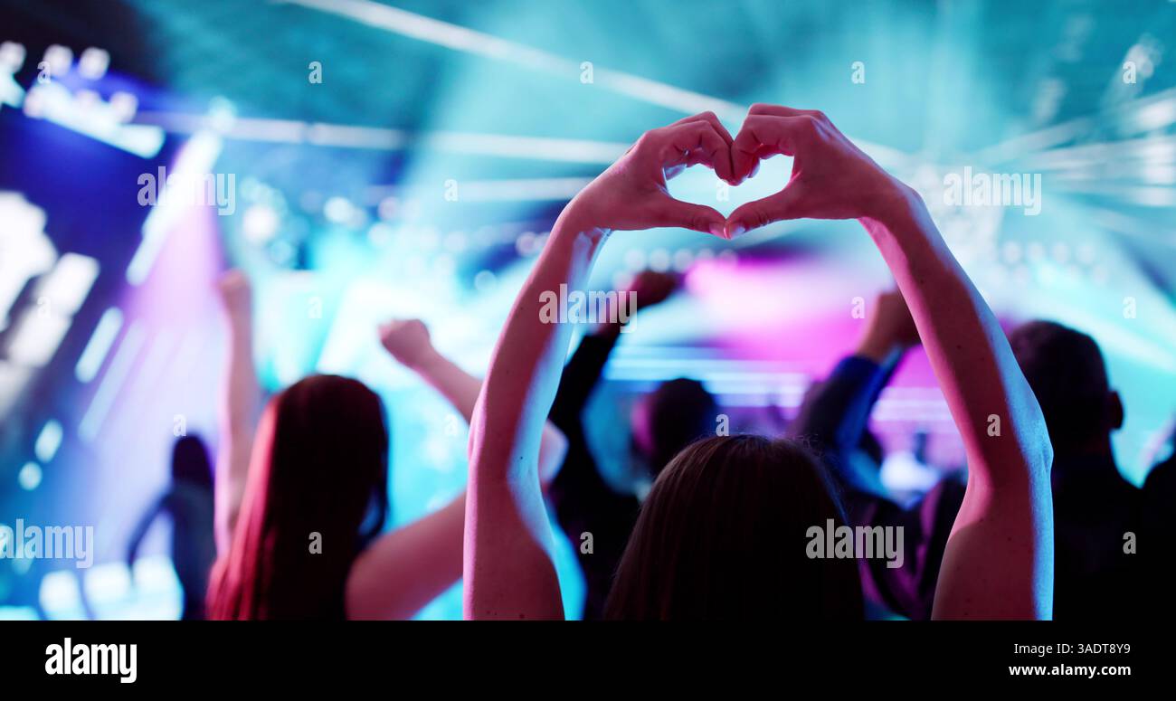 Leidenschaftliche Fans Jubeln Und Tanzen Beim Herzzerreißenden Love Concert Event. Die Verschiedenartige Menge Jagt Zum Beat Stockfoto