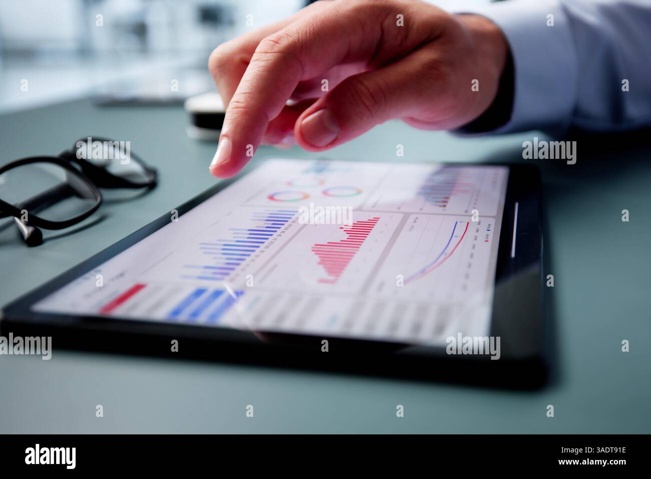 Data Analyst mit dem KPI-Dashboard von Data Analytics Stockfoto