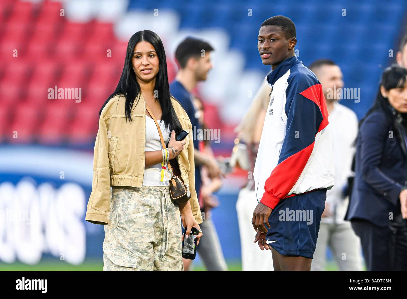 Paris, Frankreich. April 2025. Nuno Mendes und seine Freundin Thalyta Silva während des Fußballspiels Paris Saint-Germain PSG VS Angers SCO am 5. April 2025 im Parc des Princes Stadion in Paris. Foto: Victor Joly/ABACAPRESS. COM Credit: Abaca Press/Alamy Live News Stockfoto