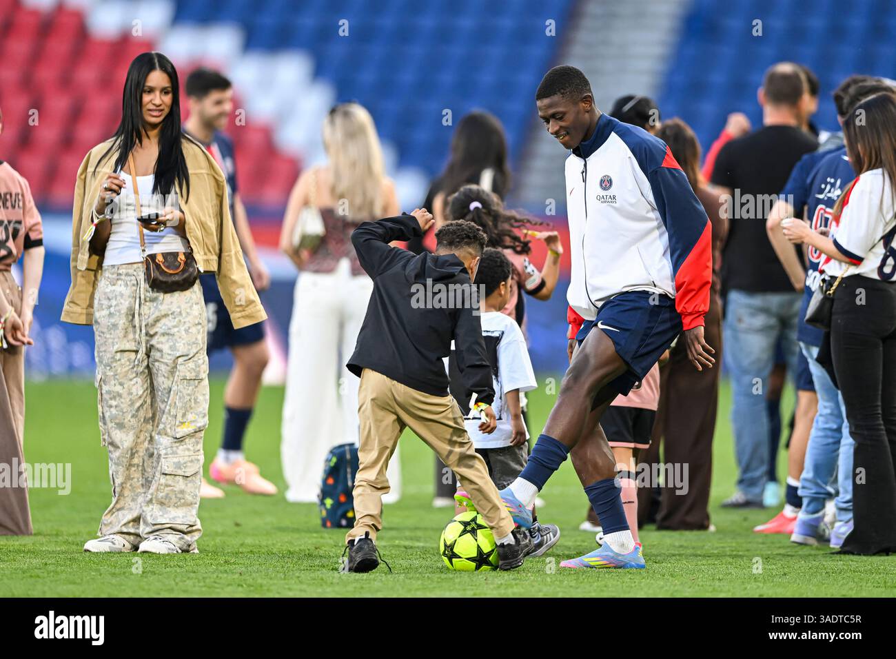 Paris, Frankreich. April 2025. Nuno Mendes und seine Freundin Thalyta Silva während des Fußballspiels Paris Saint-Germain PSG VS Angers SCO am 5. April 2025 im Parc des Princes Stadion in Paris. Foto: Victor Joly/ABACAPRESS. COM Credit: Abaca Press/Alamy Live News Stockfoto