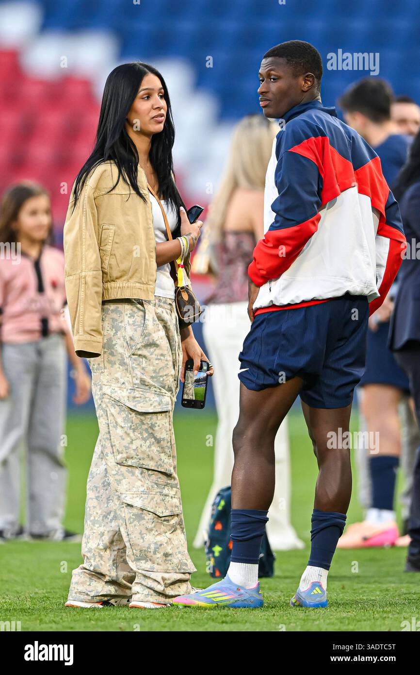 Paris, Frankreich. April 2025. Nuno Mendes und seine Freundin Thalyta Silva während des Fußballspiels Paris Saint-Germain PSG VS Angers SCO am 5. April 2025 im Parc des Princes Stadion in Paris. Foto: Victor Joly/ABACAPRESS. COM Credit: Abaca Press/Alamy Live News Stockfoto