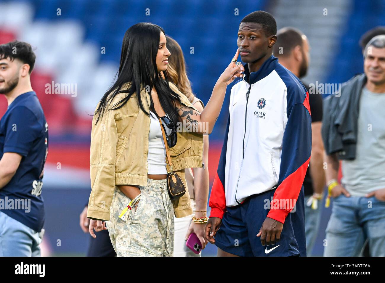 Paris, Frankreich. April 2025. Nuno Mendes und seine Freundin Thalyta Silva während des Fußballspiels Paris Saint-Germain PSG VS Angers SCO am 5. April 2025 im Parc des Princes Stadion in Paris. Foto: Victor Joly/ABACAPRESS. COM Credit: Abaca Press/Alamy Live News Stockfoto