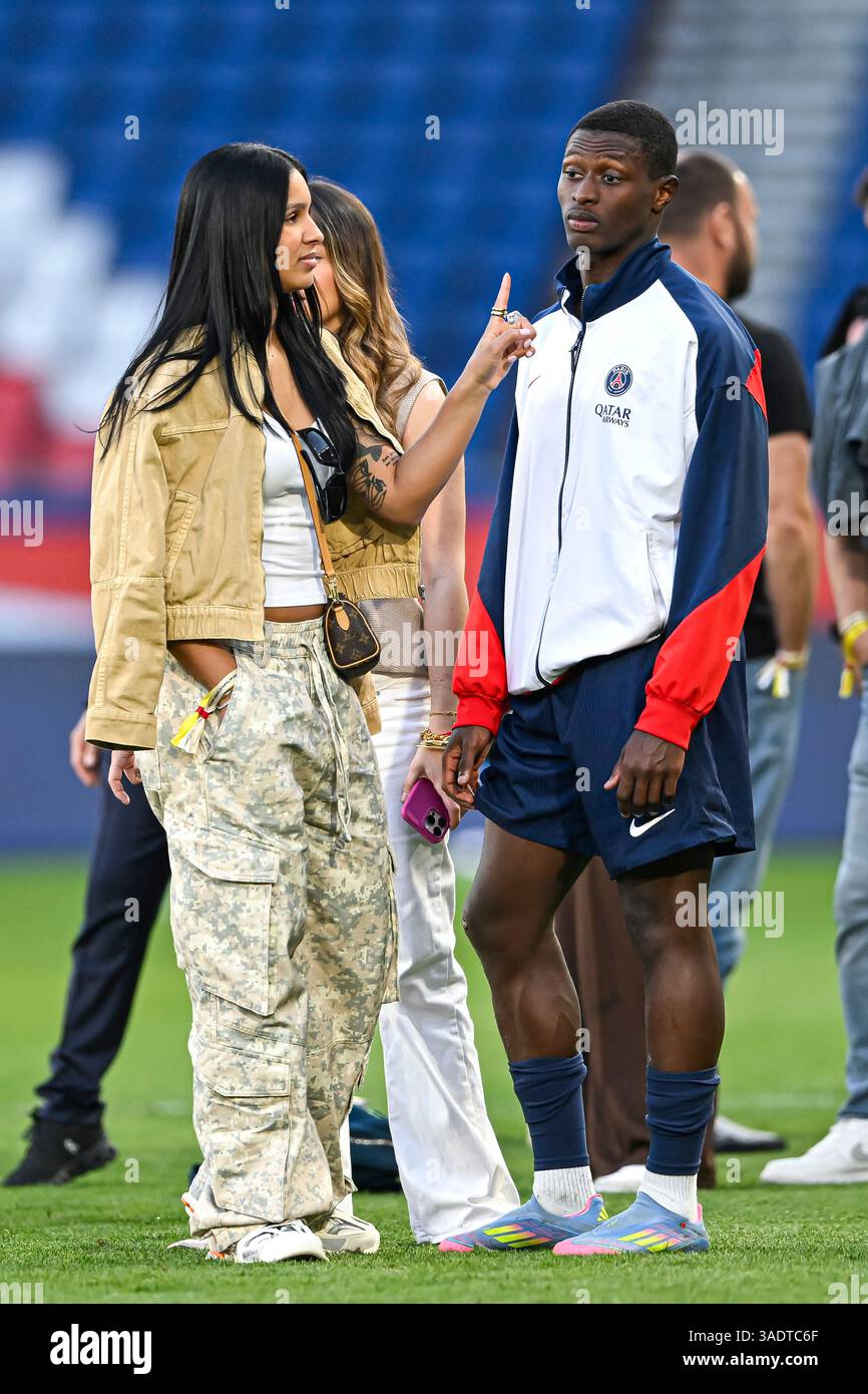 Paris, Frankreich. April 2025. Nuno Mendes und seine Freundin Thalyta Silva während des Fußballspiels Paris Saint-Germain PSG VS Angers SCO am 5. April 2025 im Parc des Princes Stadion in Paris. Foto: Victor Joly/ABACAPRESS. COM Credit: Abaca Press/Alamy Live News Stockfoto