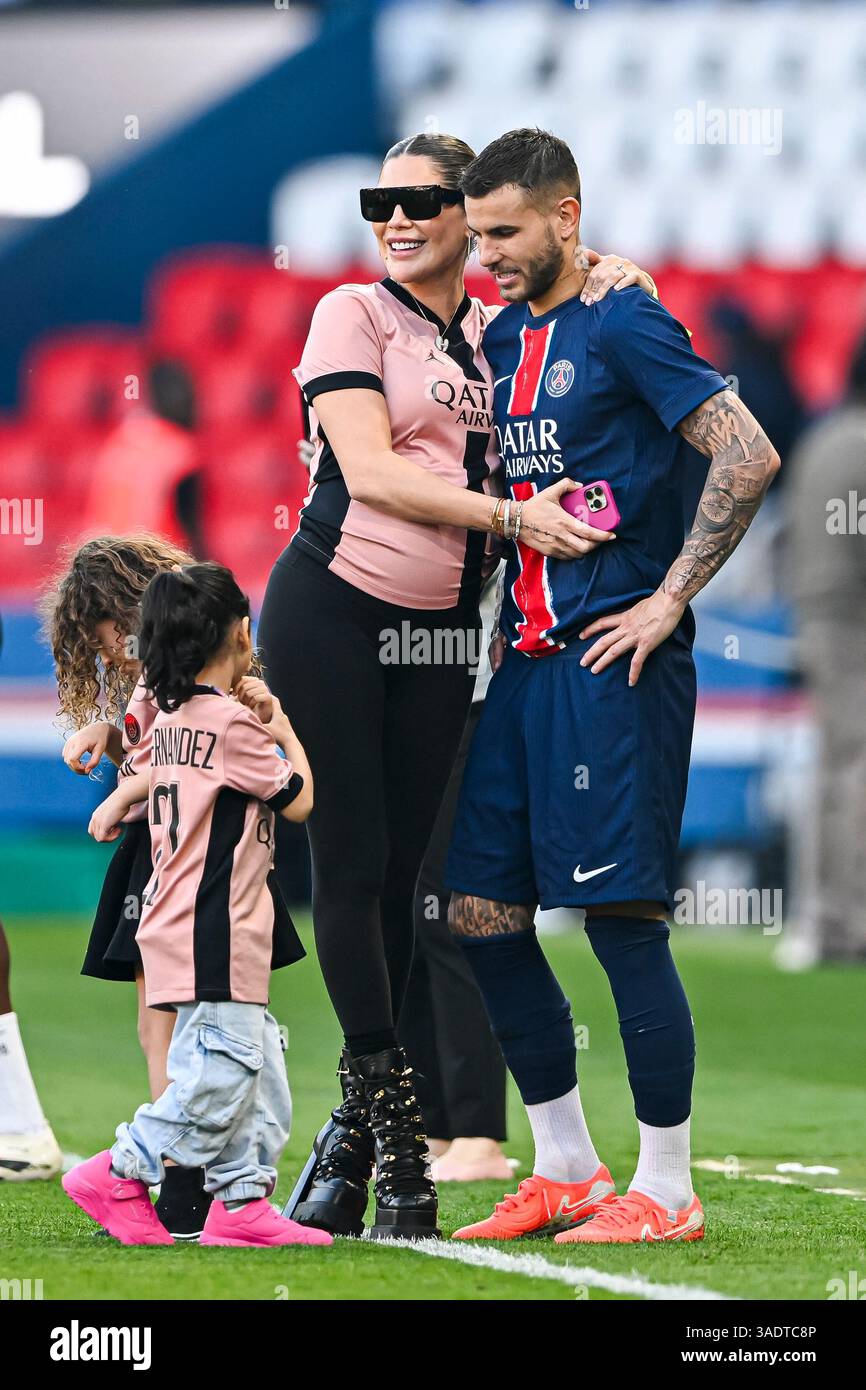 Paris, Frankreich. April 2025. Lucas Hernandez und seine Freundin Victoria Triay und seine Kinder während des Fußballspiels Paris Saint-Germain PSG VS Angers SCO am 5. April 2025 im Parc des Princes Stadion in Paris. Foto: Victor Joly/ABACAPRESS. COM Credit: Abaca Press/Alamy Live News Stockfoto